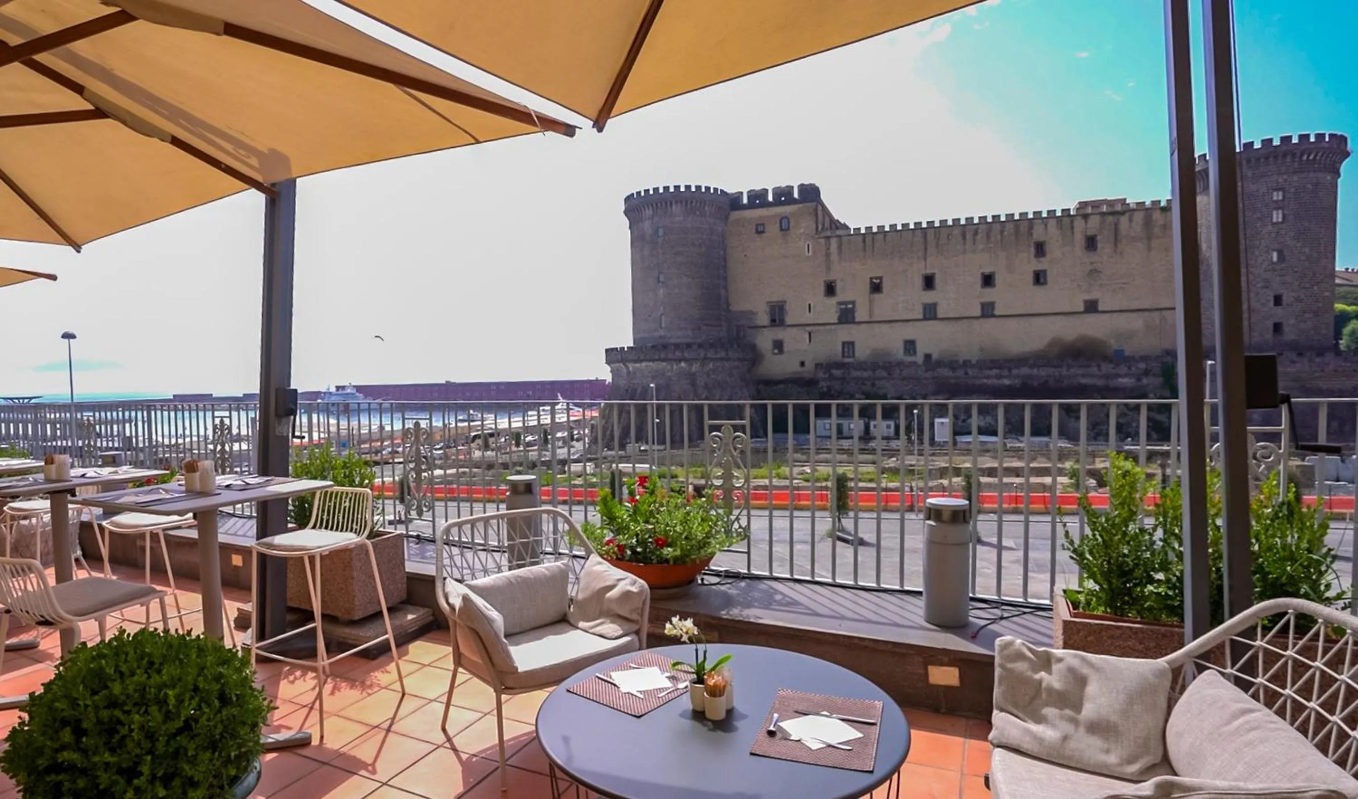 Restaurant/places to eat in Mercure Napoli Centro Angioino