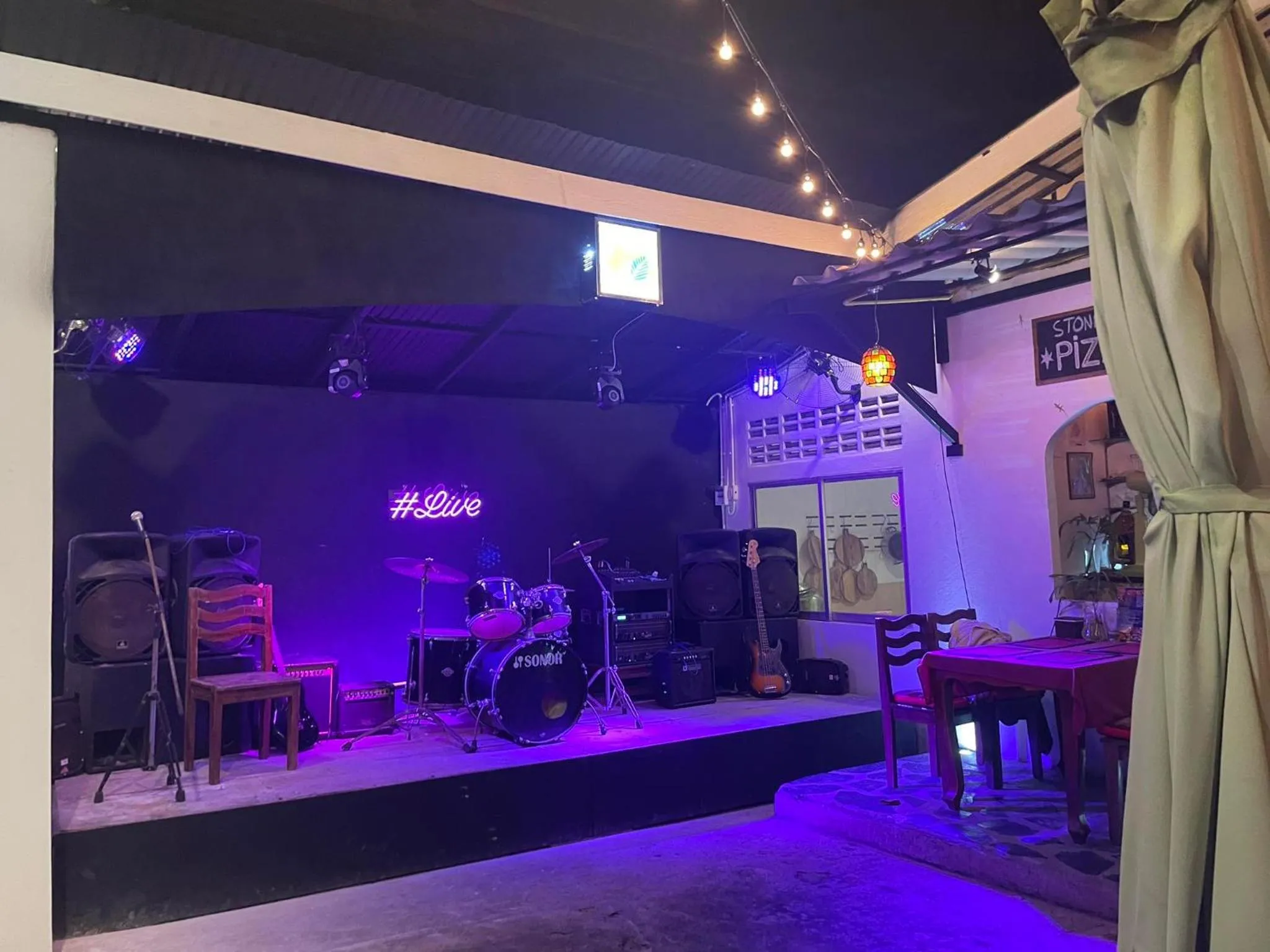 Restaurant/places to eat in Lonely Beach Pool Resort