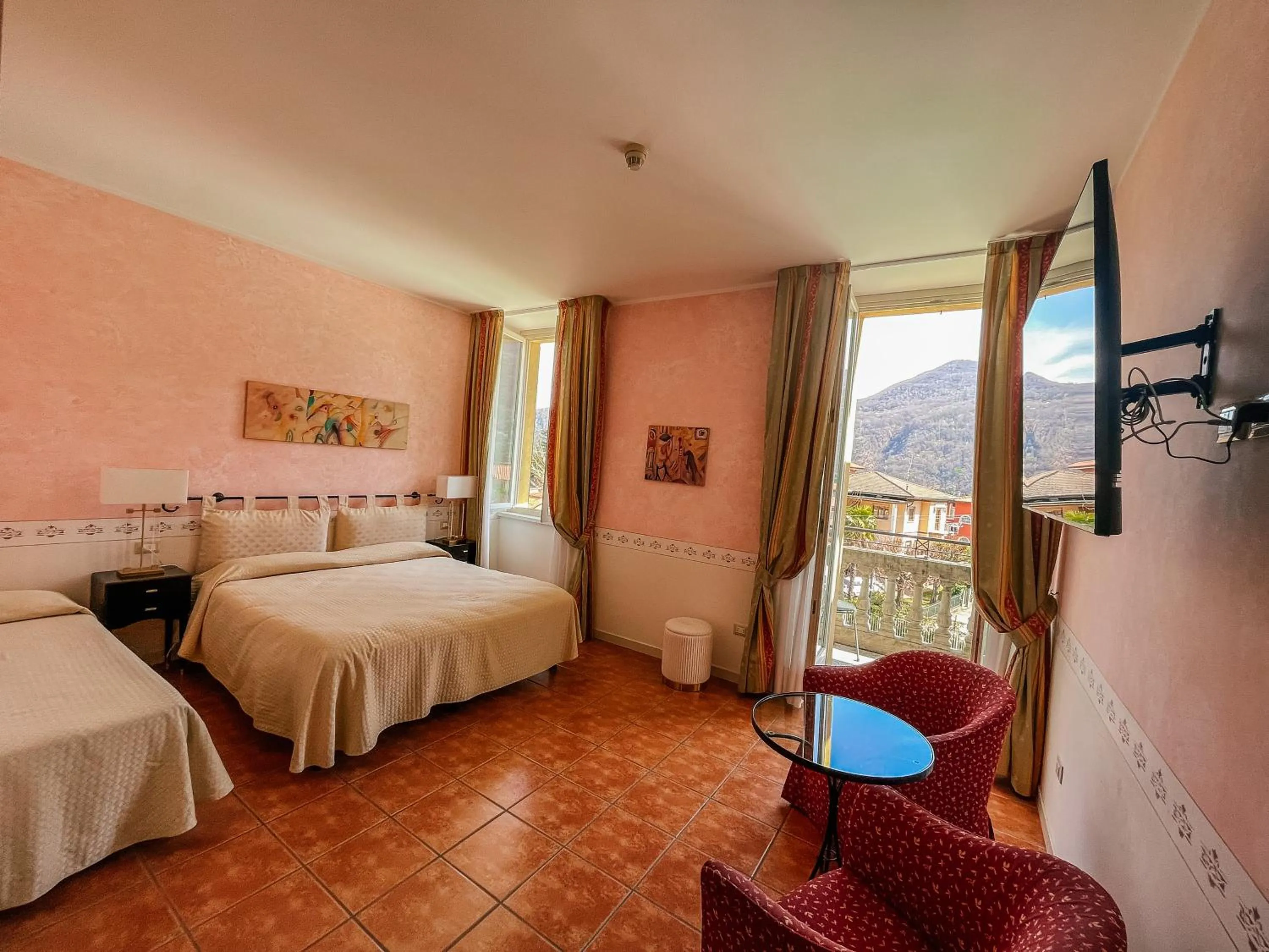 Photo of the whole room, Bed in Caroline Hotel