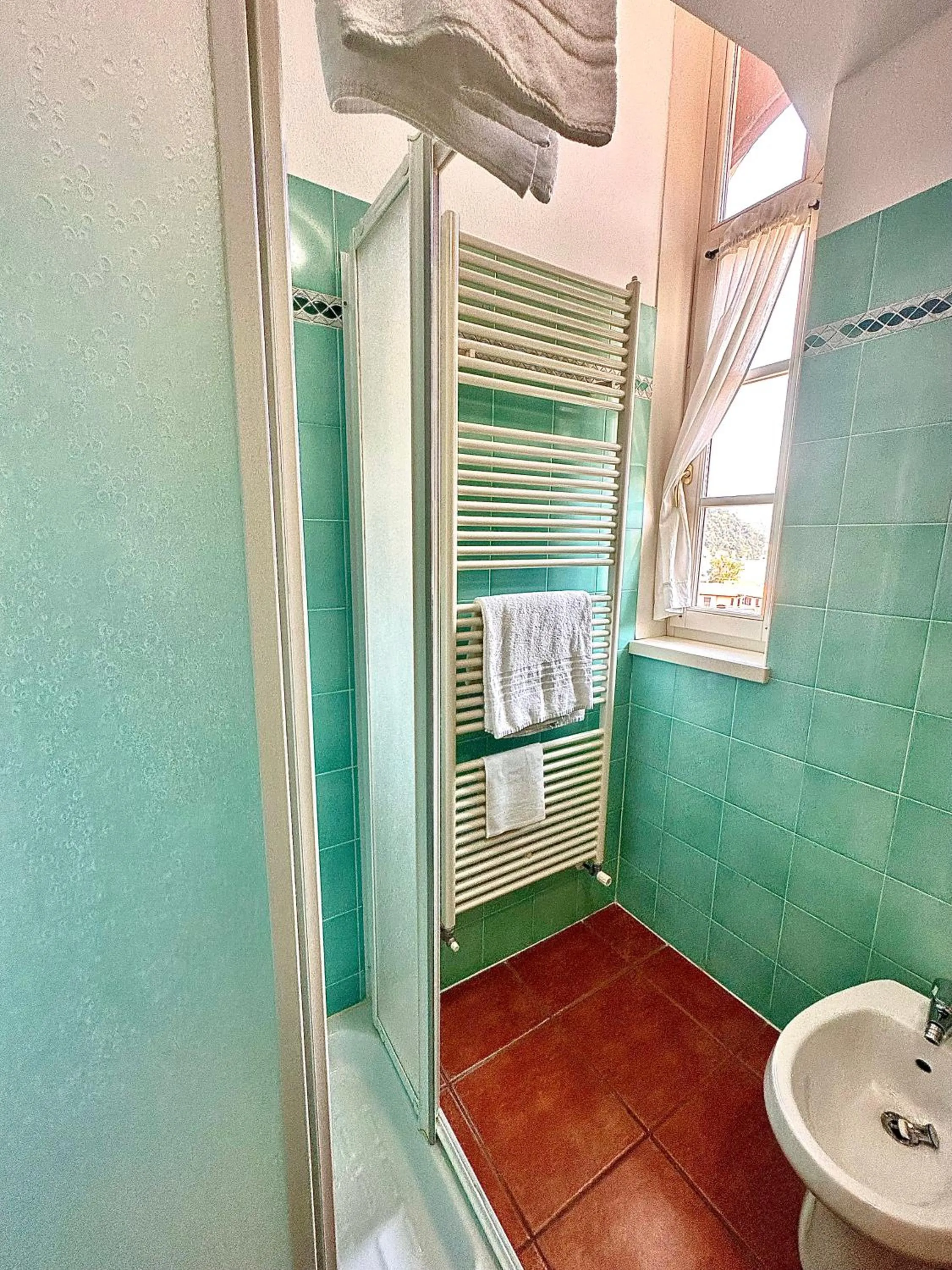 Bathroom in Caroline Hotel