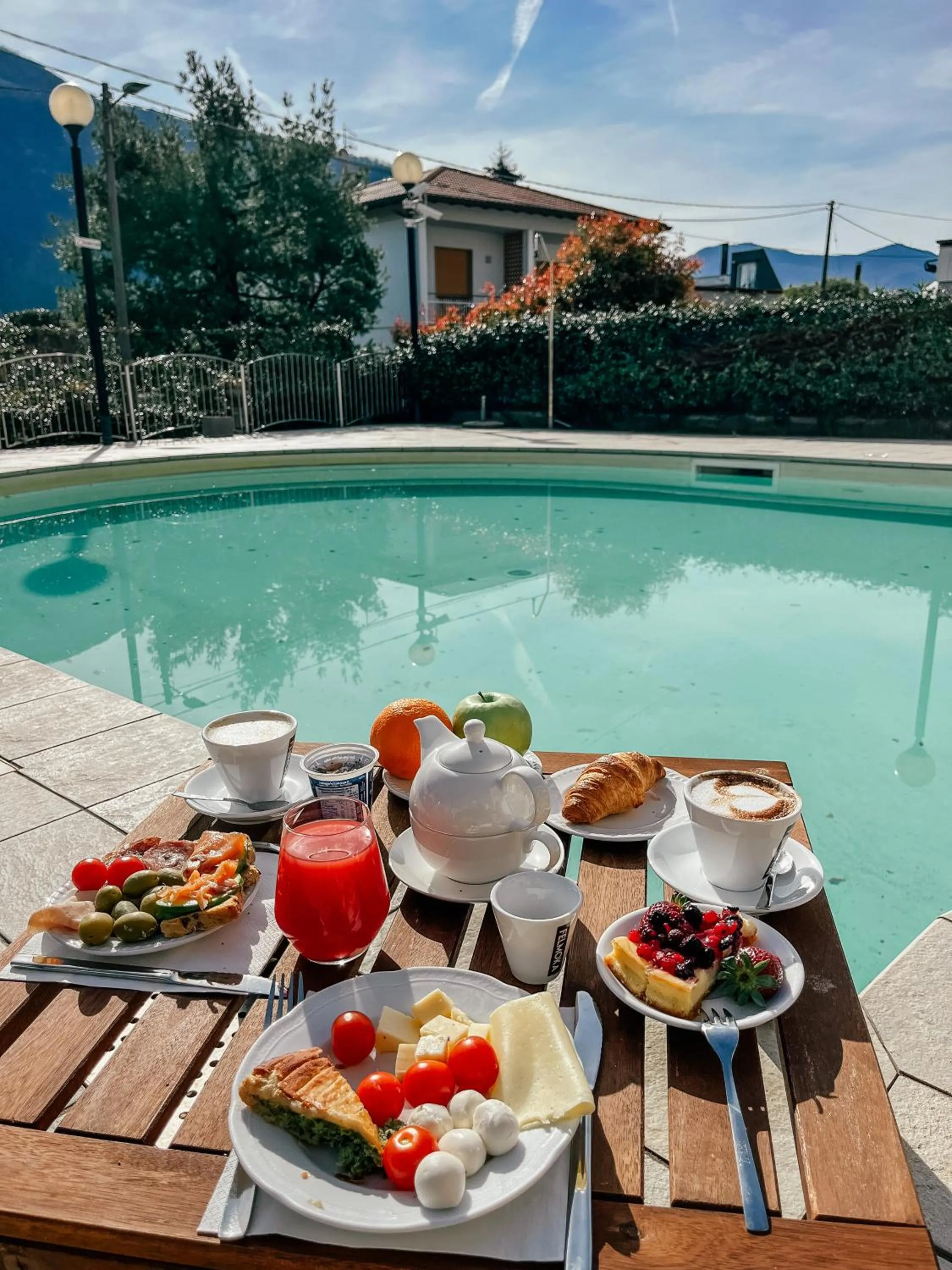 Swimming pool in Caroline Hotel