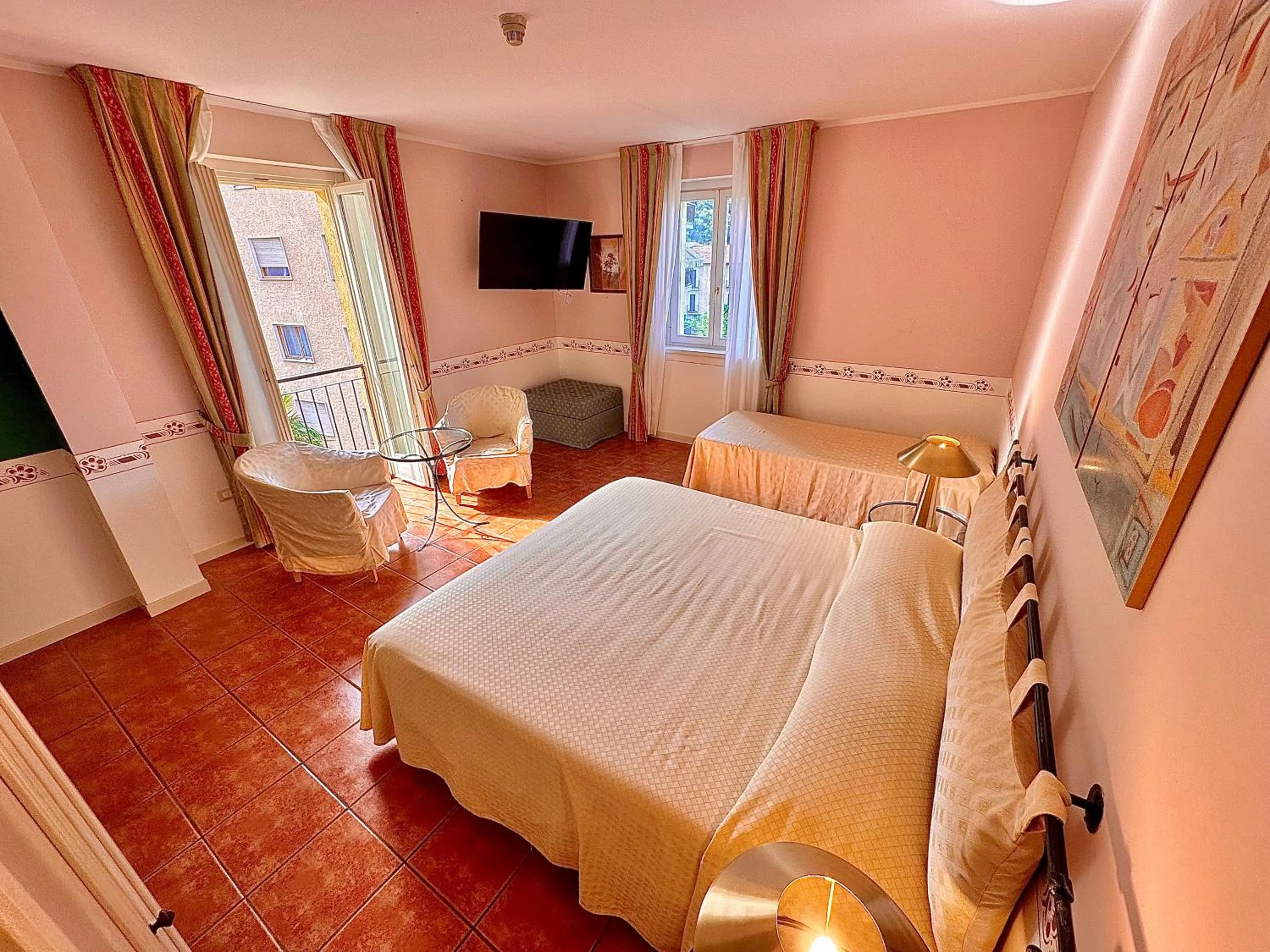 Bedroom, Bed in Caroline Hotel