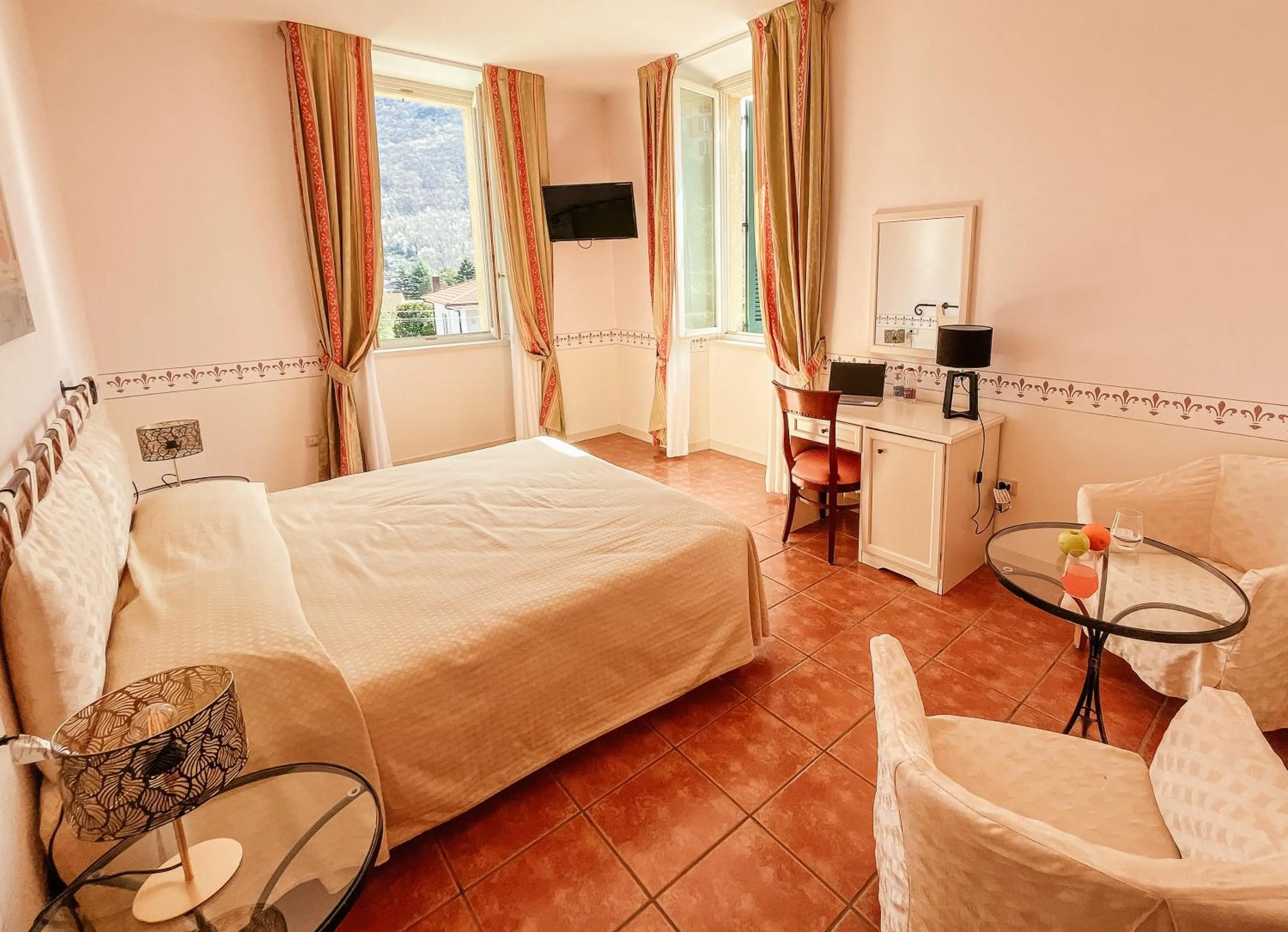 Photo of the whole room, Bed in Caroline Hotel