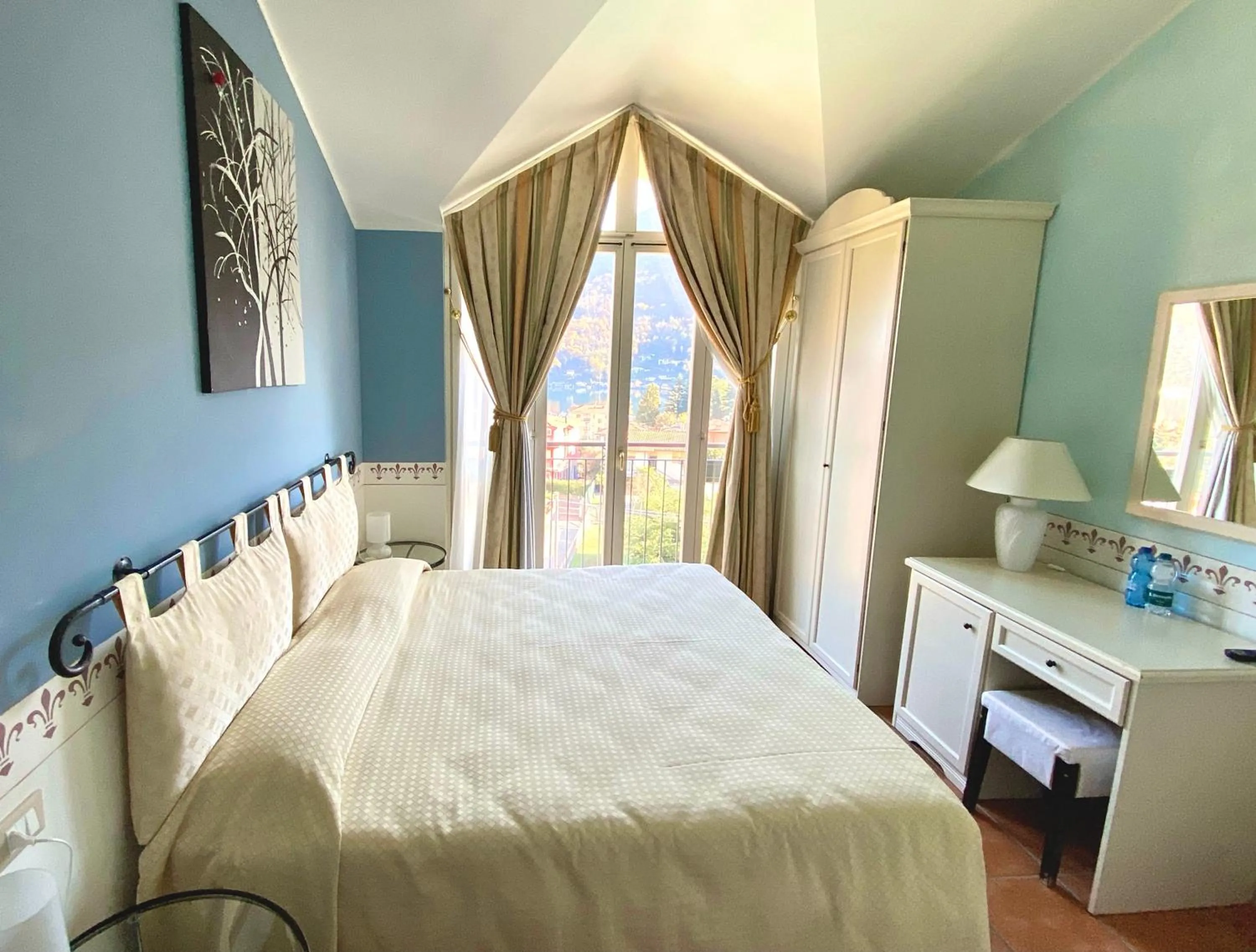 Bed in Caroline Hotel