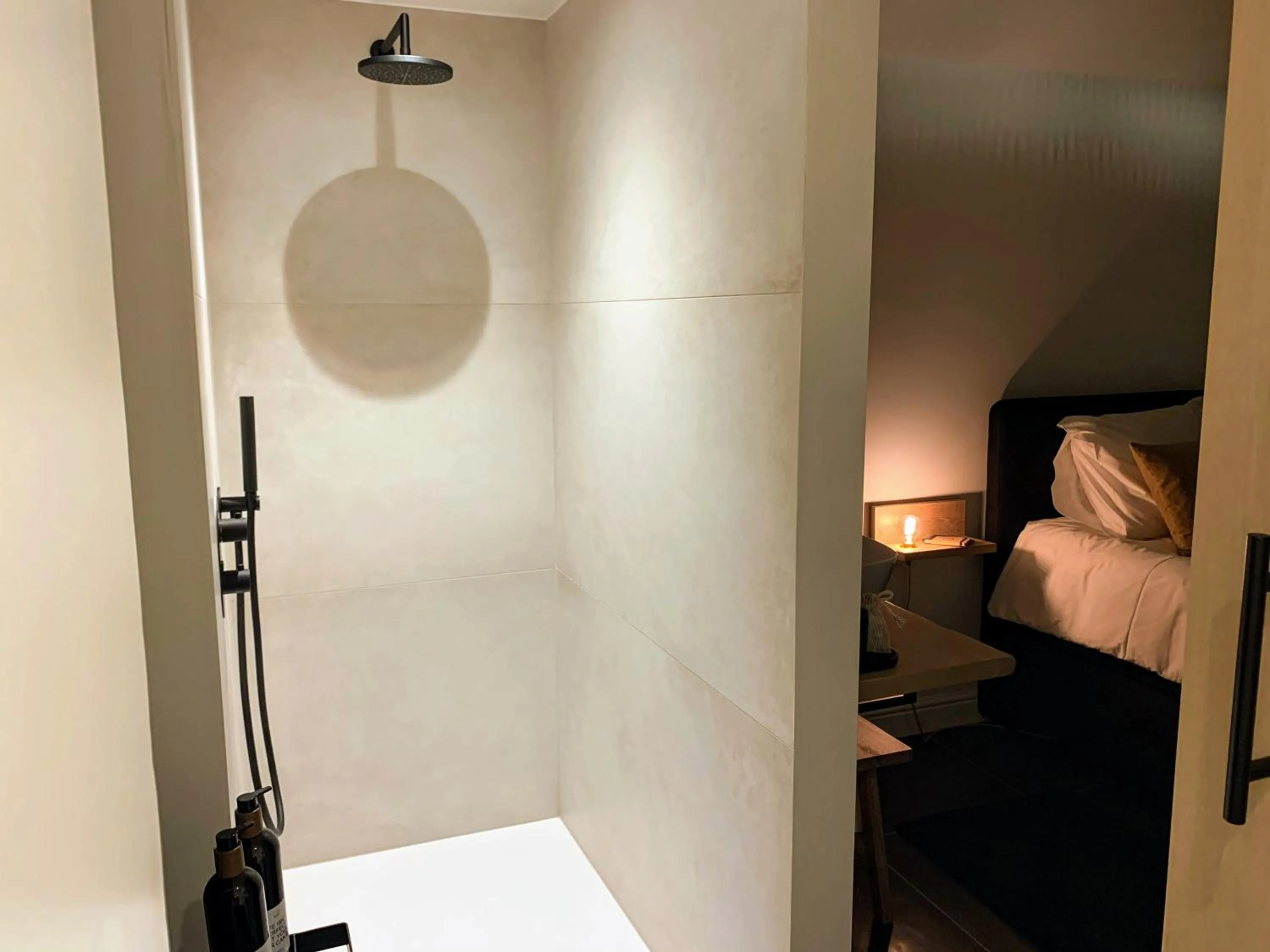 Shower, Bed in B&B 't klein GELUK