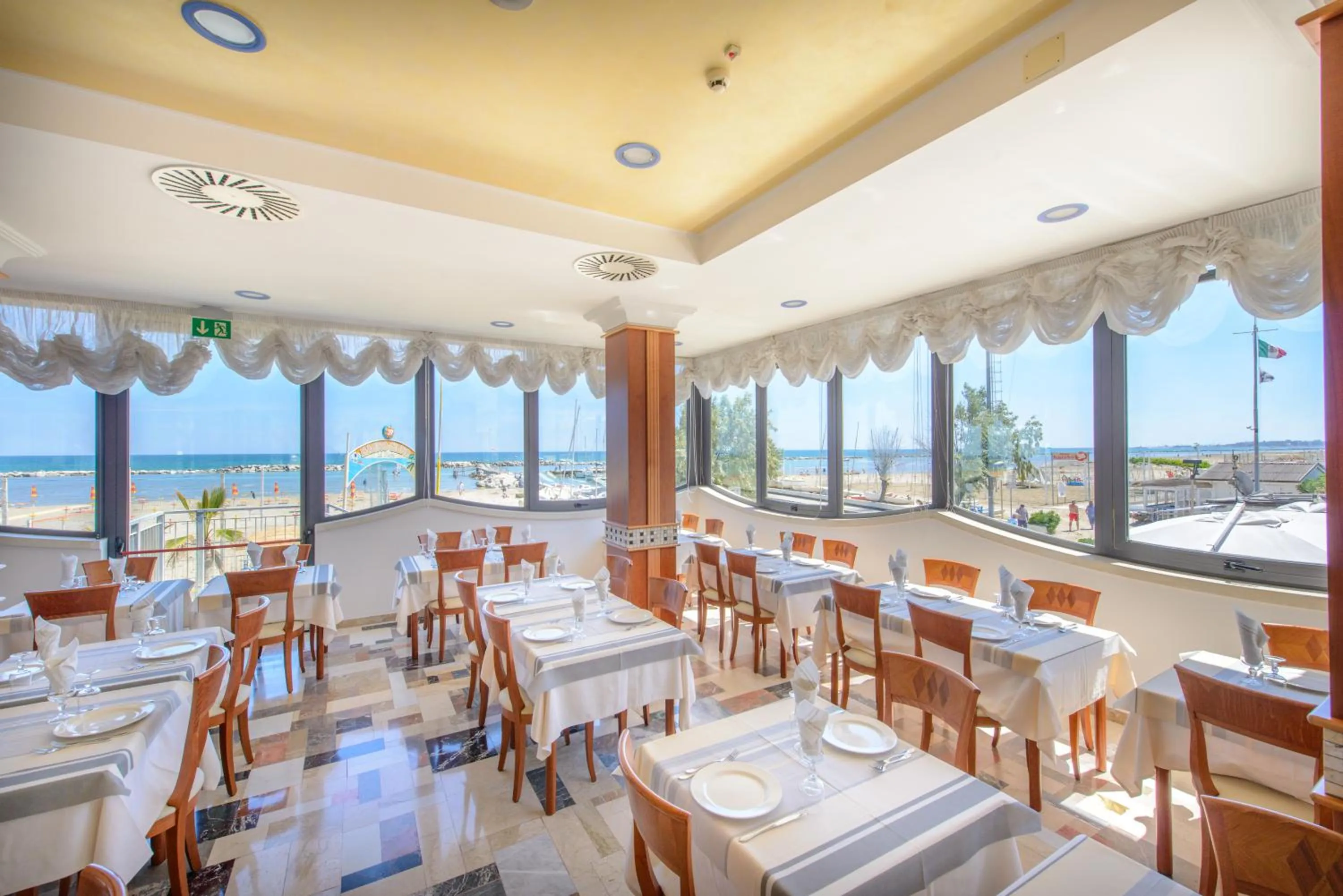 Restaurant/places to eat in Hotel Zeus