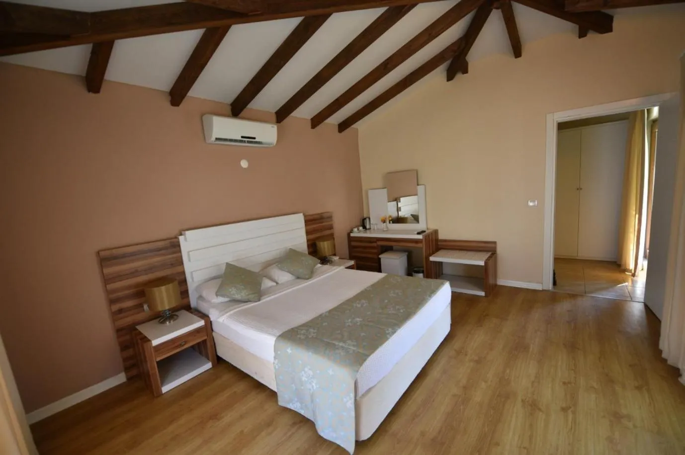 Bed in Sahra Su Holiday Village & SPA