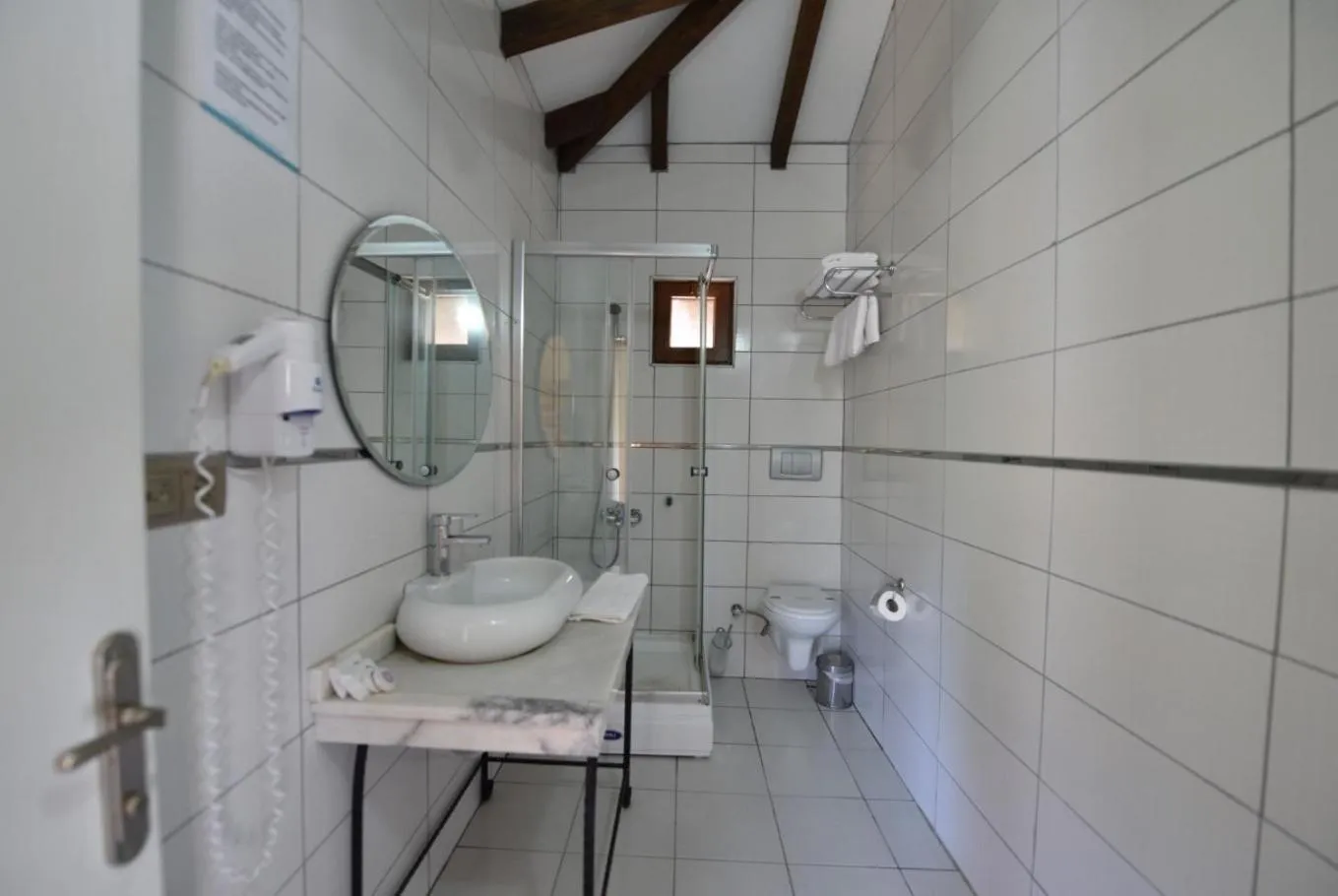 Shower in Sahra Su Holiday Village & SPA