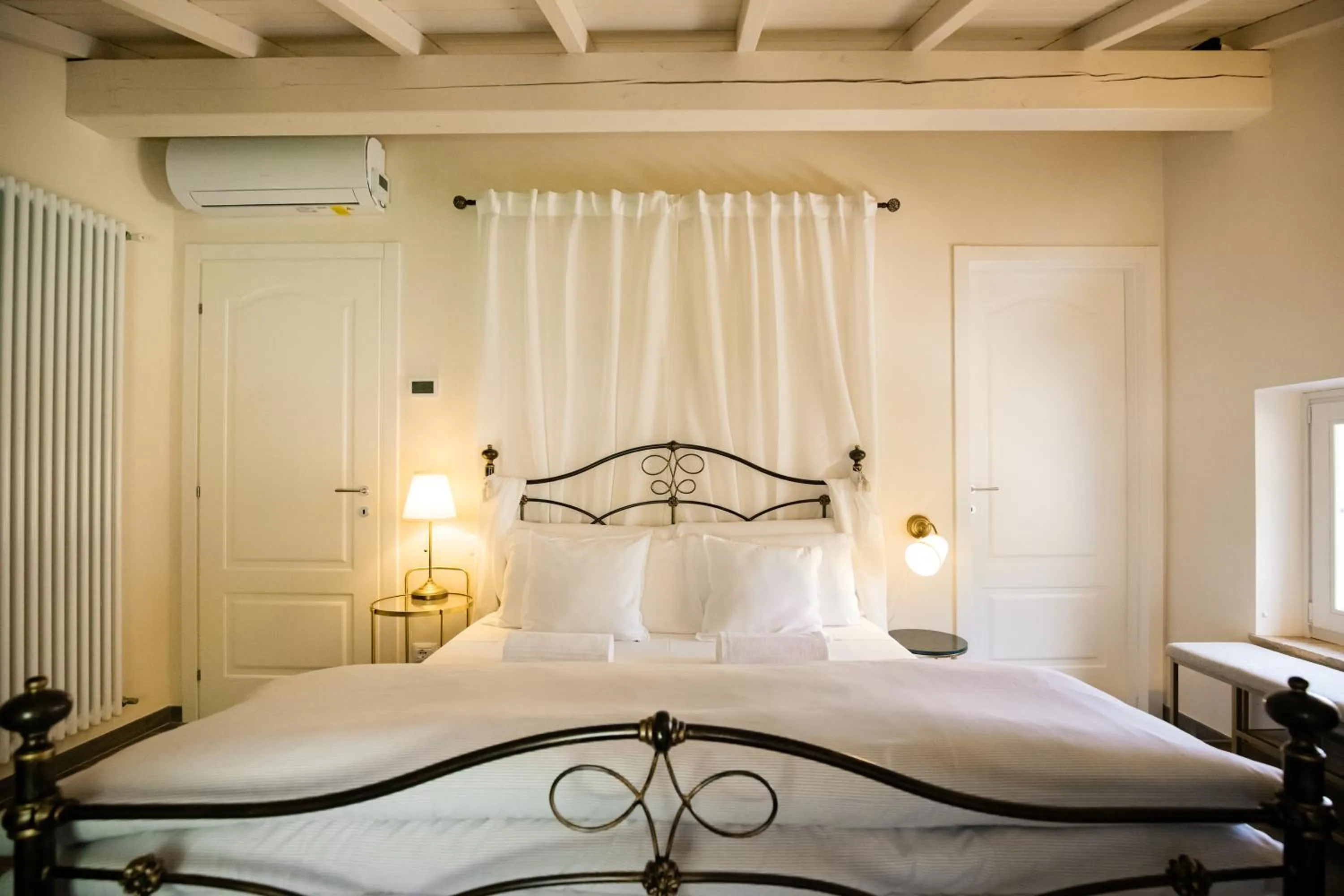 Bathroom, Bed in Agriturismo Maison 1933