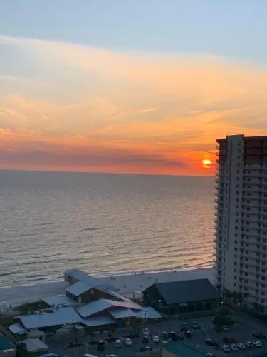 1717 Laketown Wharf 1 King Bedroom, 2 Bath