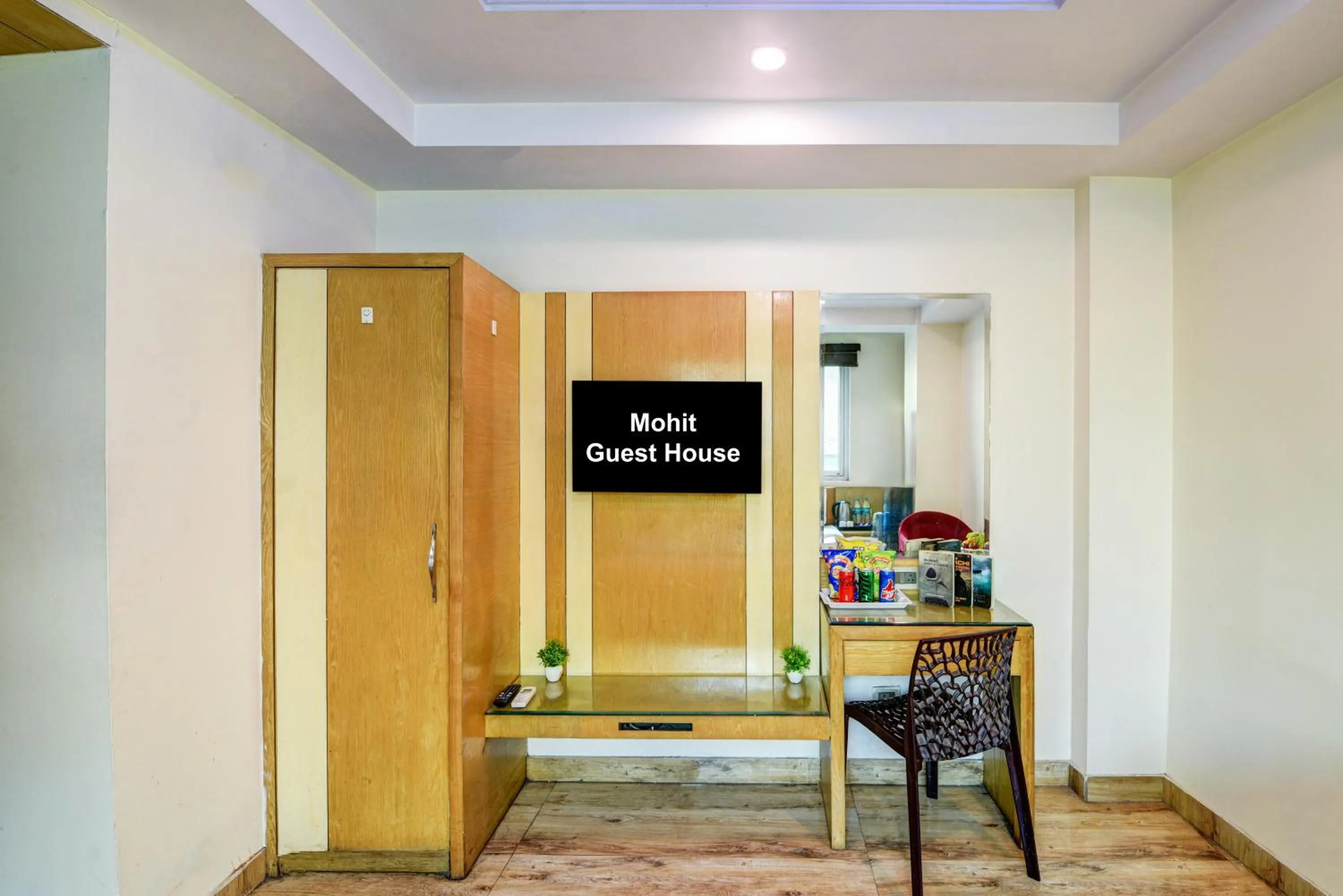 TV and multimedia in The Hotel Mohit -5 Minutes Walk From New Delhi Railway Station - Paharganj