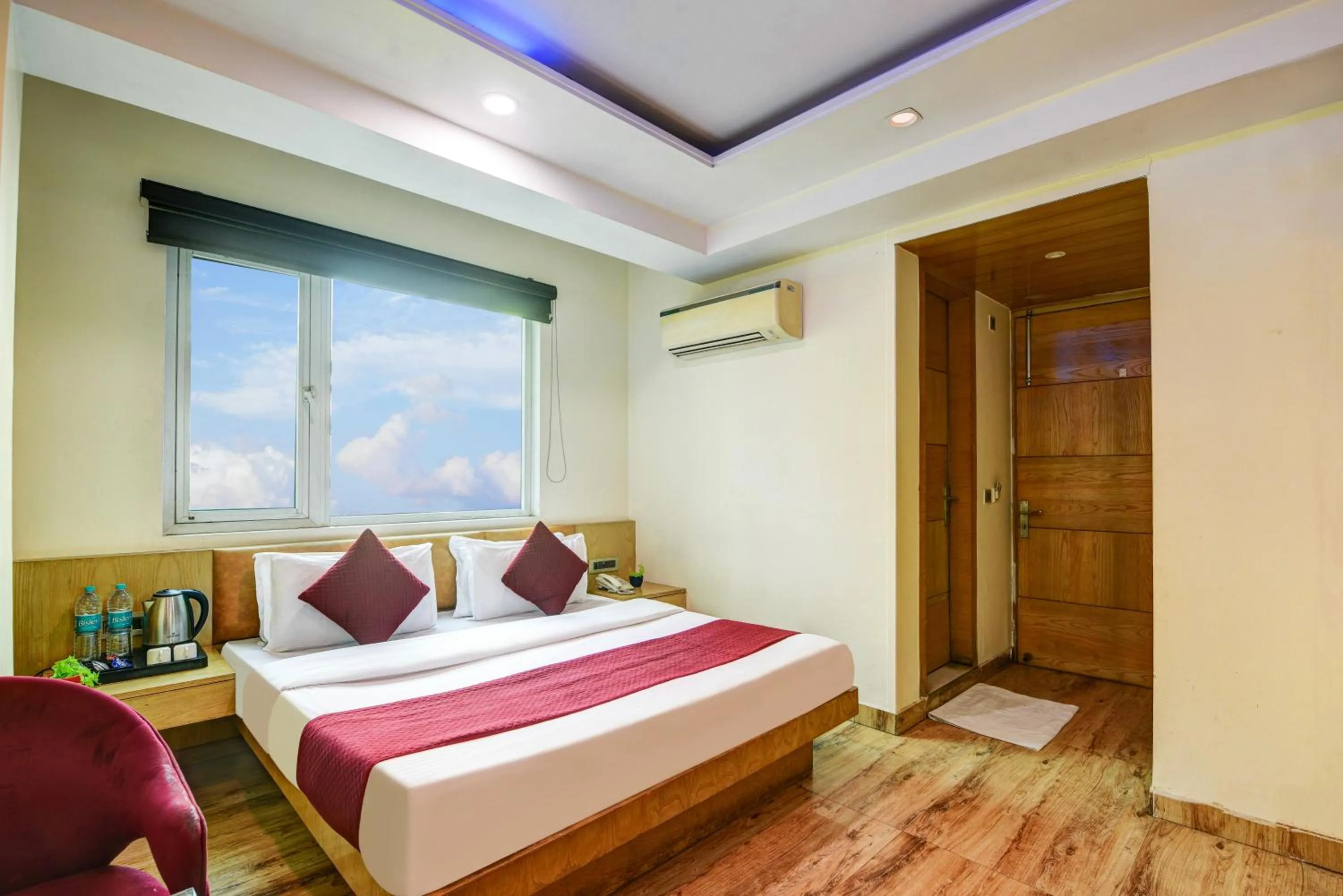 View (from property/room), Bed in The Hotel Mohit -5 Minutes Walk From New Delhi Railway Station - Paharganj