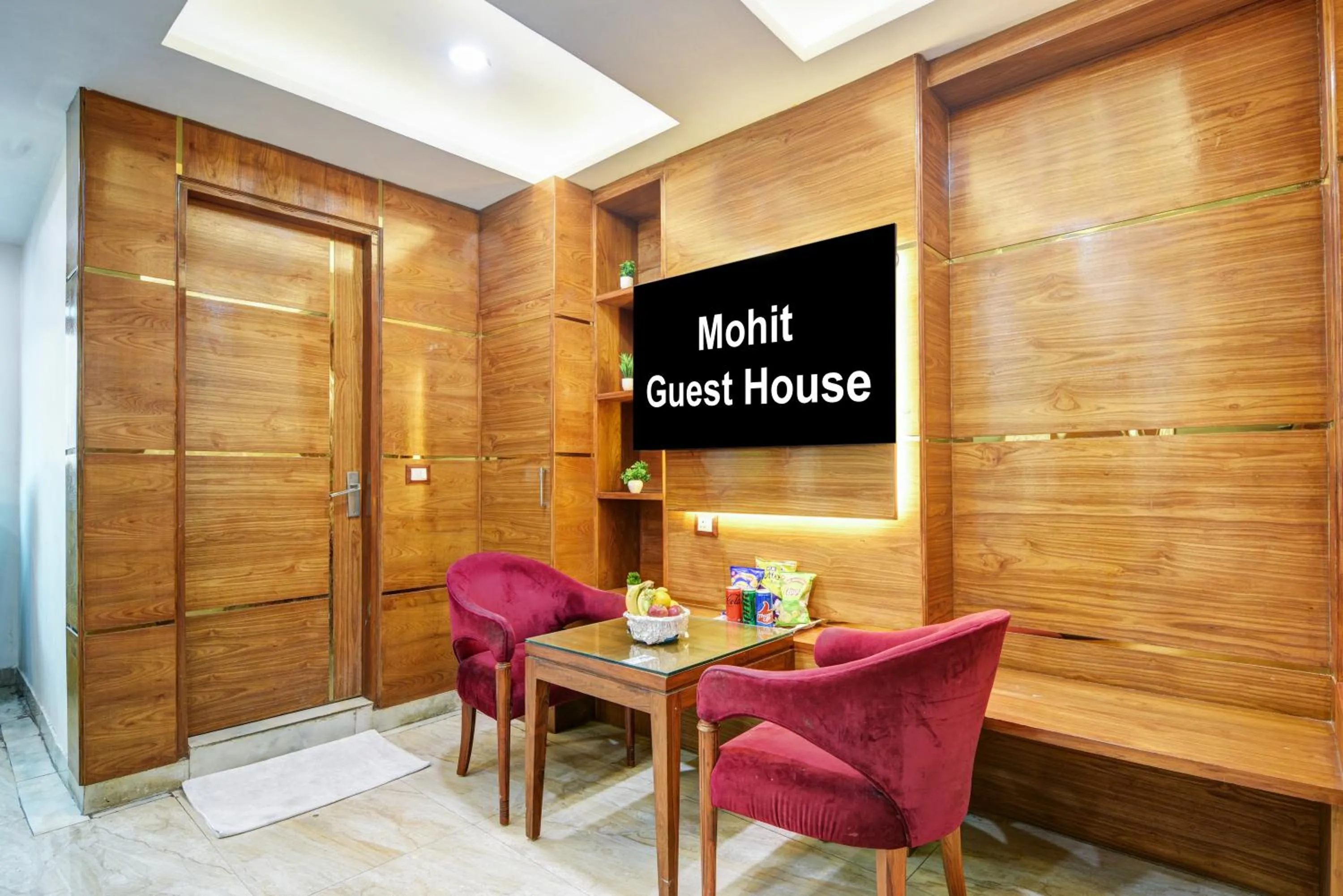 TV and multimedia in The Hotel Mohit -5 Minutes Walk From New Delhi Railway Station - Paharganj
