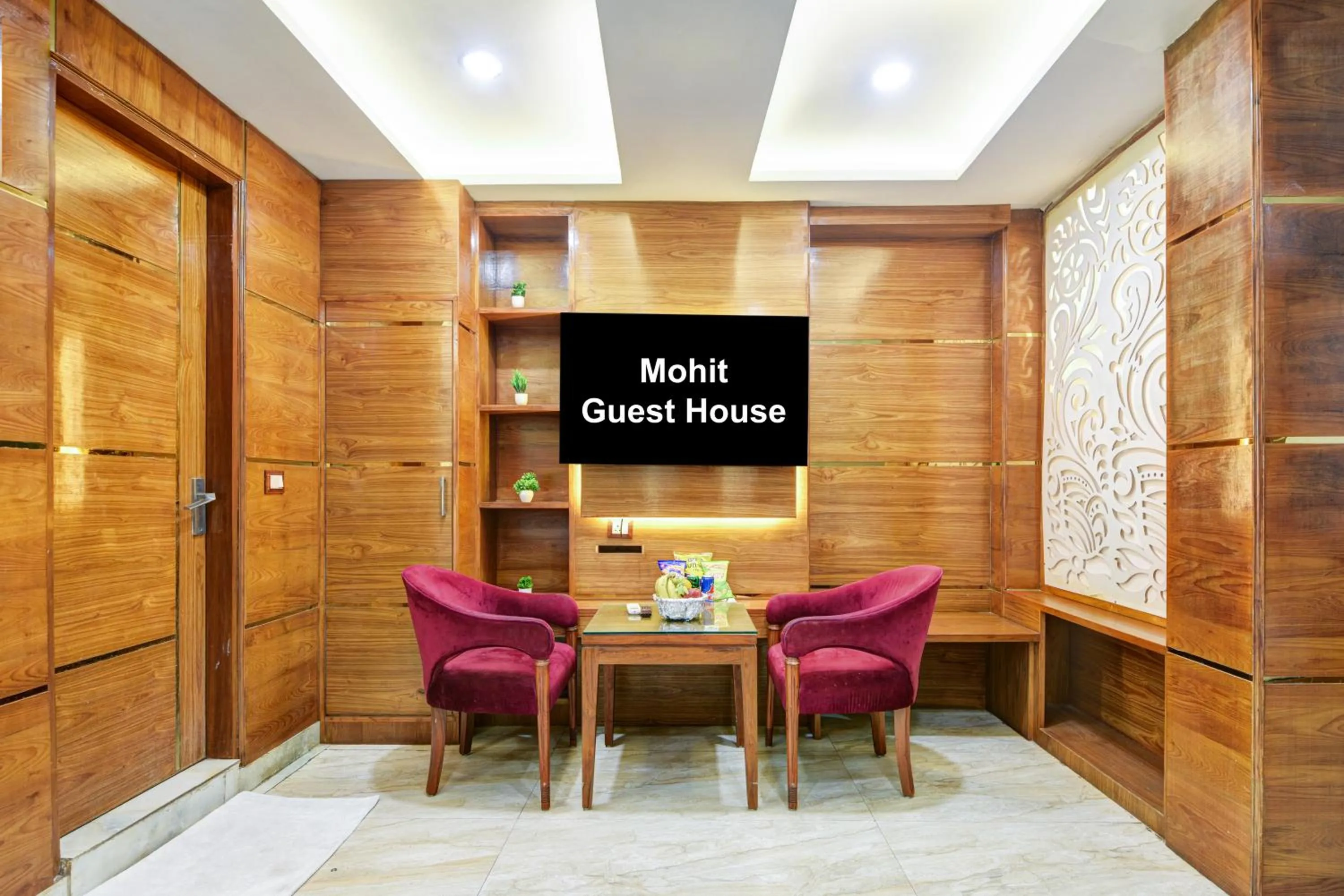 Communal lounge/ TV room in The Hotel Mohit -5 Minutes Walk From New Delhi Railway Station - Paharganj