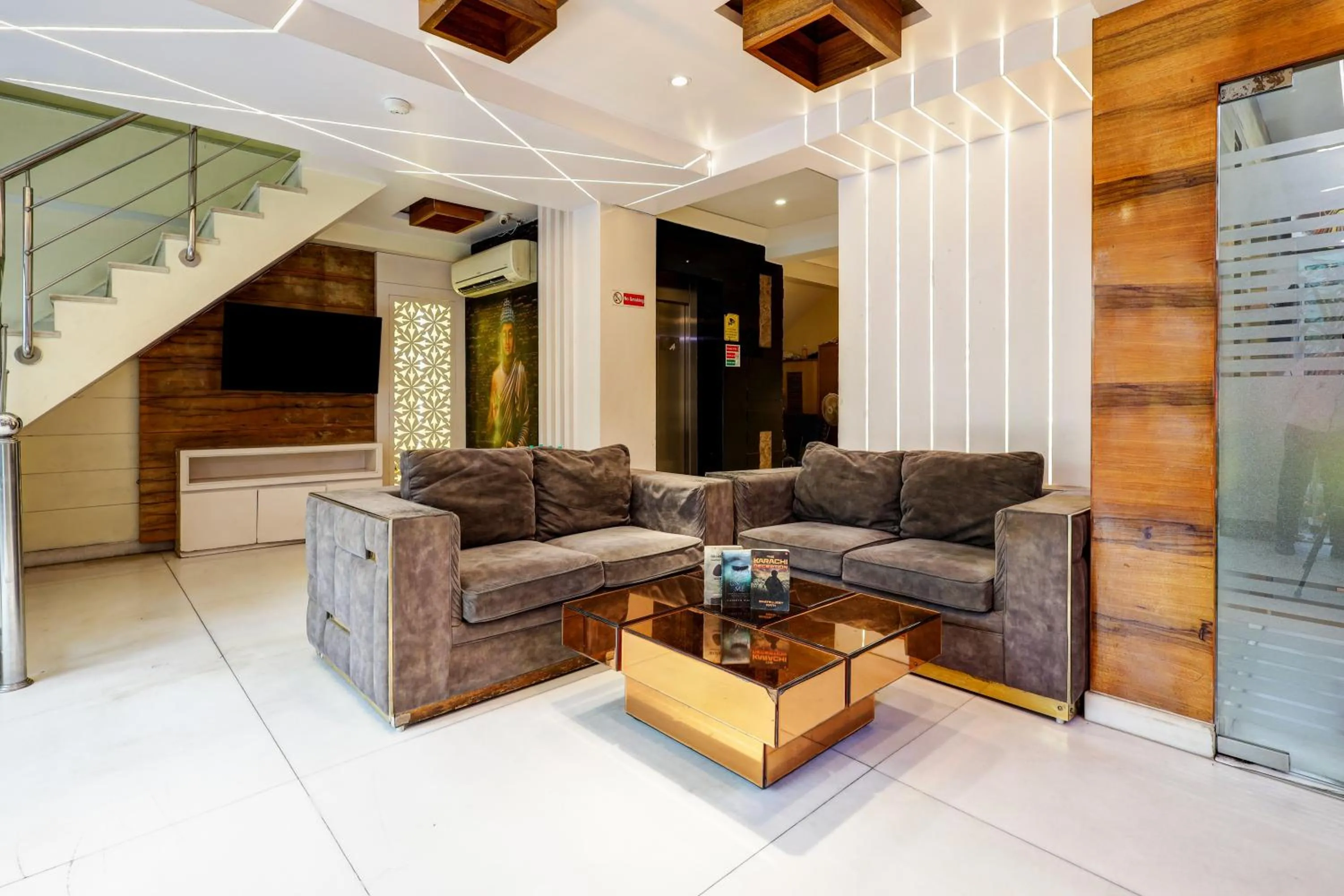 Seating area in The Hotel Mohit -5 Minutes Walk From New Delhi Railway Station - Paharganj