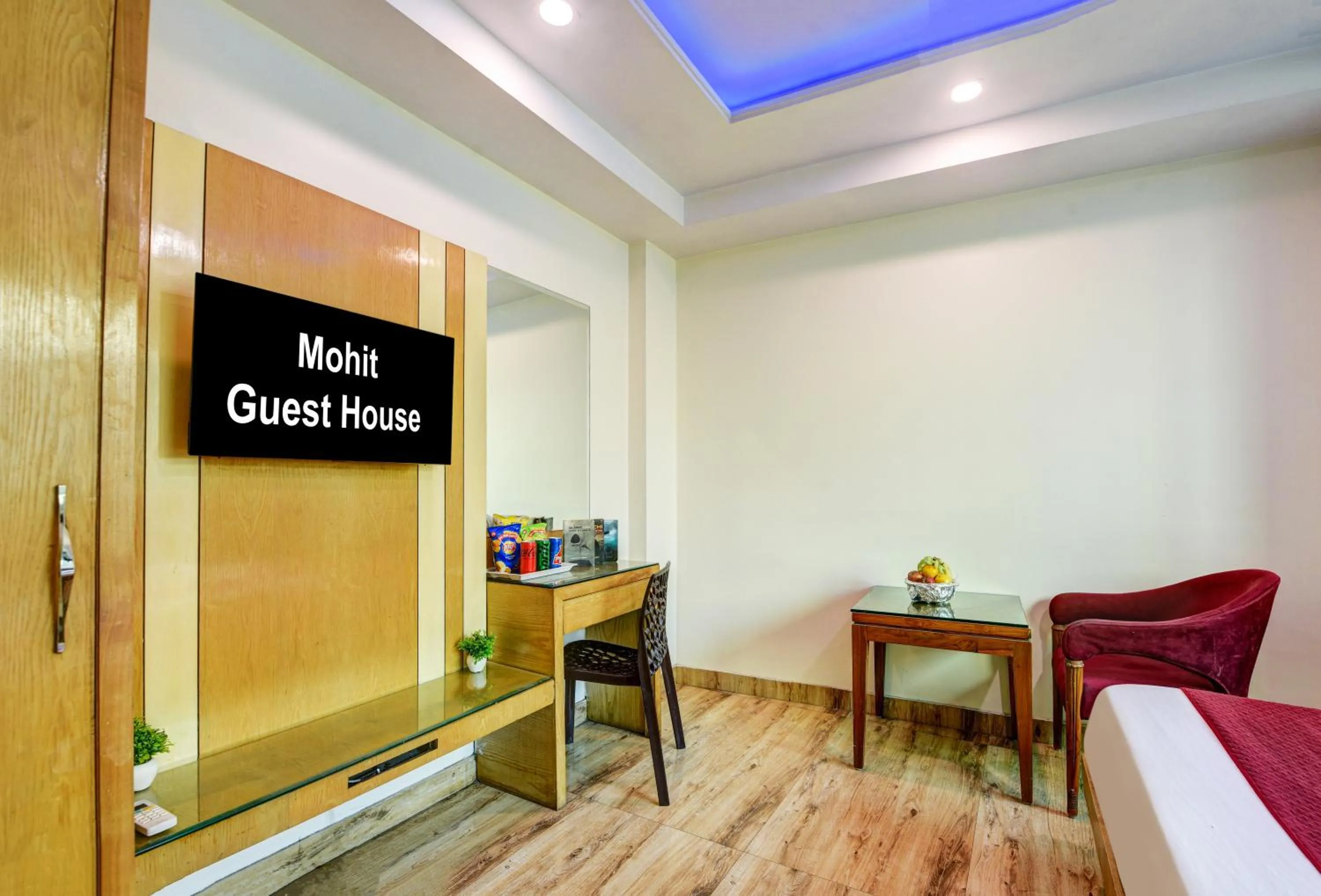 Communal lounge/ TV room in The Hotel Mohit -5 Minutes Walk From New Delhi Railway Station - Paharganj