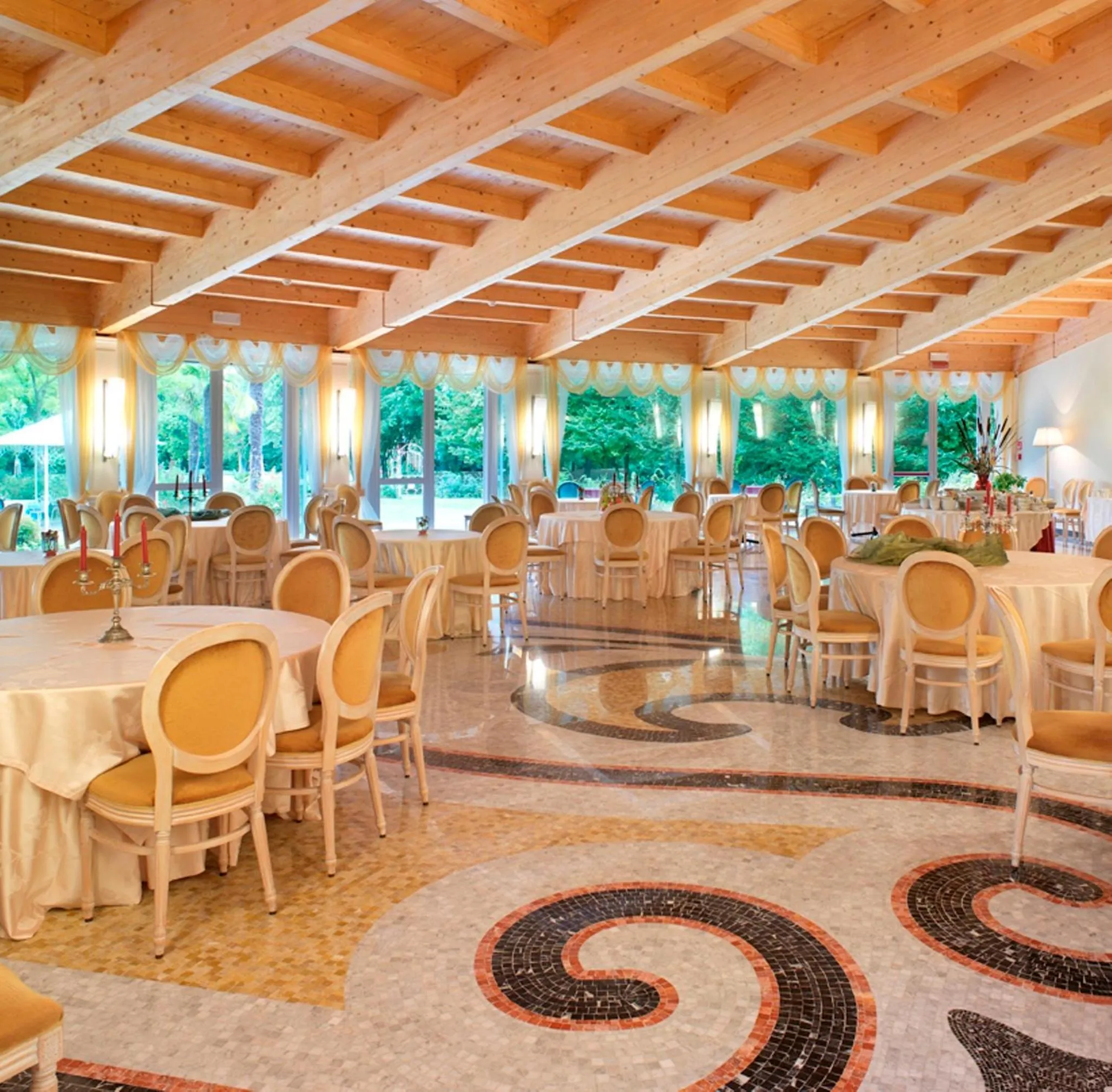 Restaurant/places to eat in Park Hotel Junior