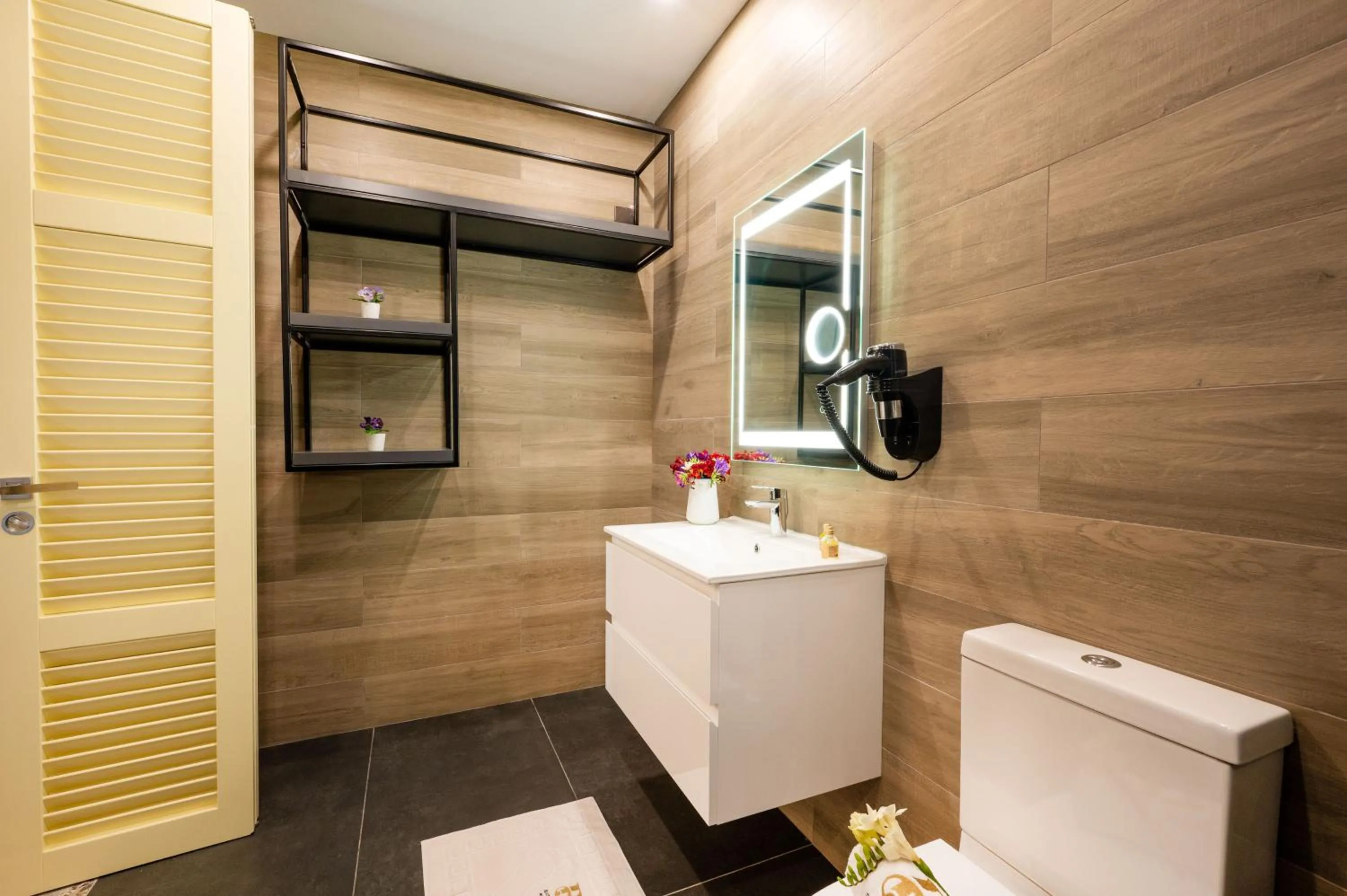 Toilet in Battistini Boutique Living and Spa, Victoria, Gozo