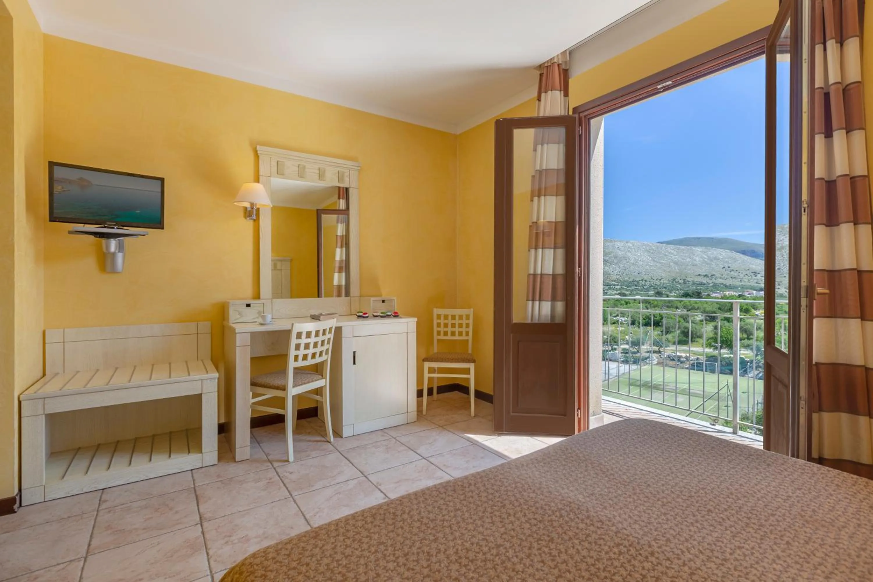 Balcony/Terrace, Bed in Villa Zina Family Resort