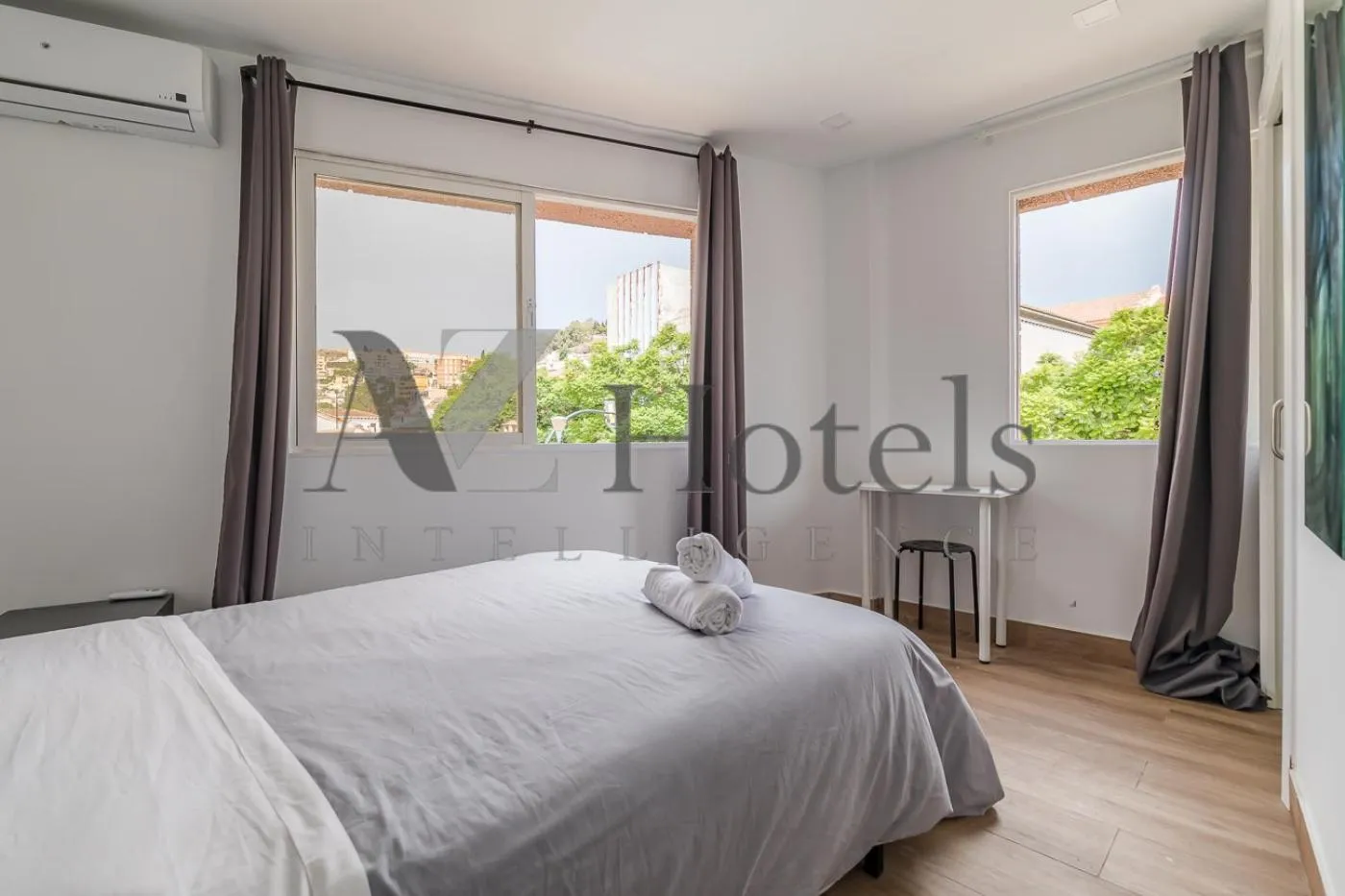 Bed in AYZ Elcano - Auto check-in property