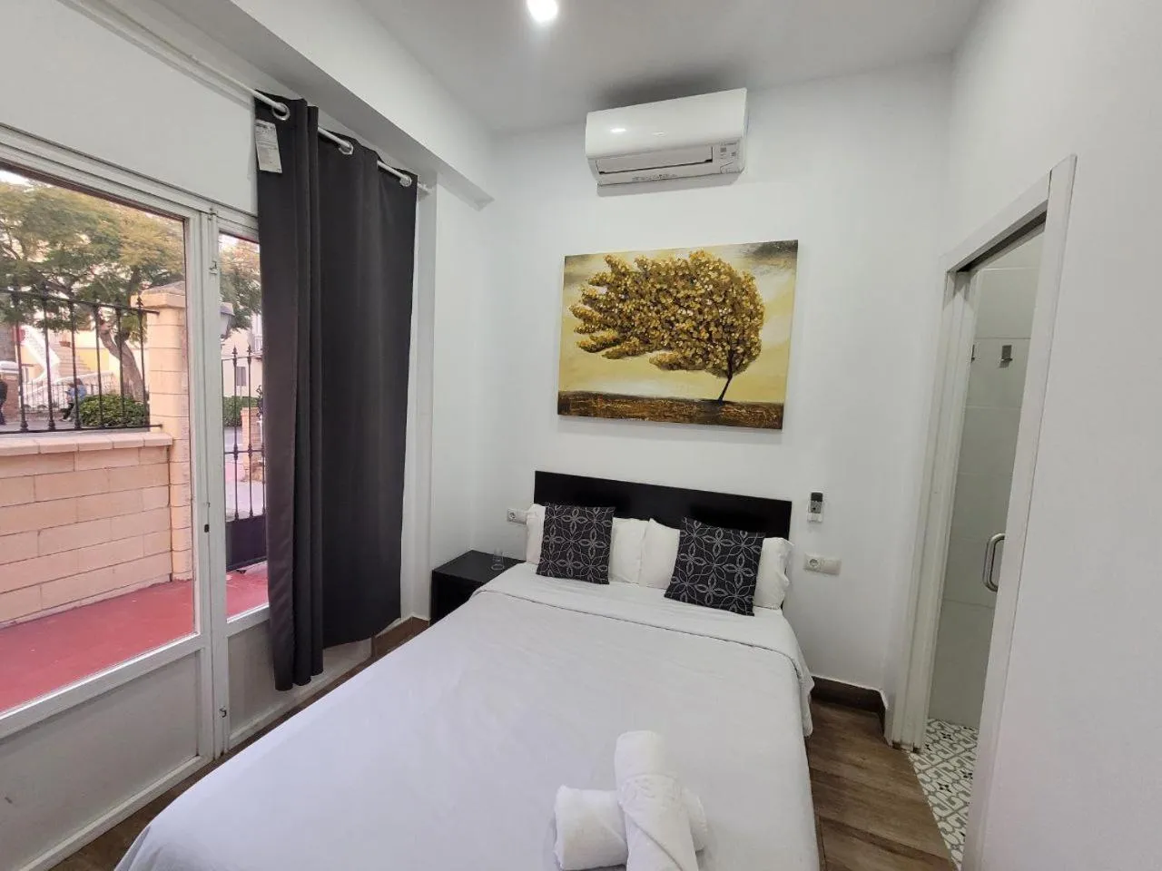 Bed in AYZ Elcano - Auto check-in property