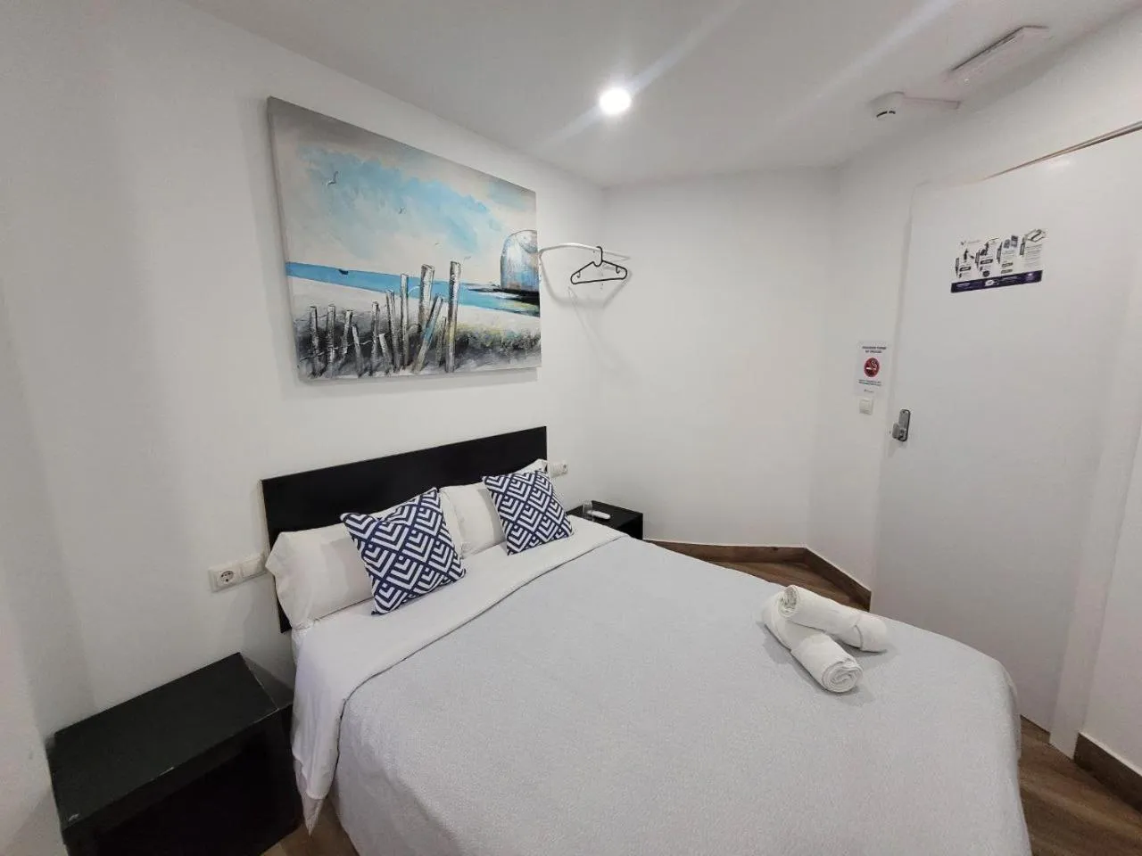 Bed in AYZ Elcano - Auto check-in property