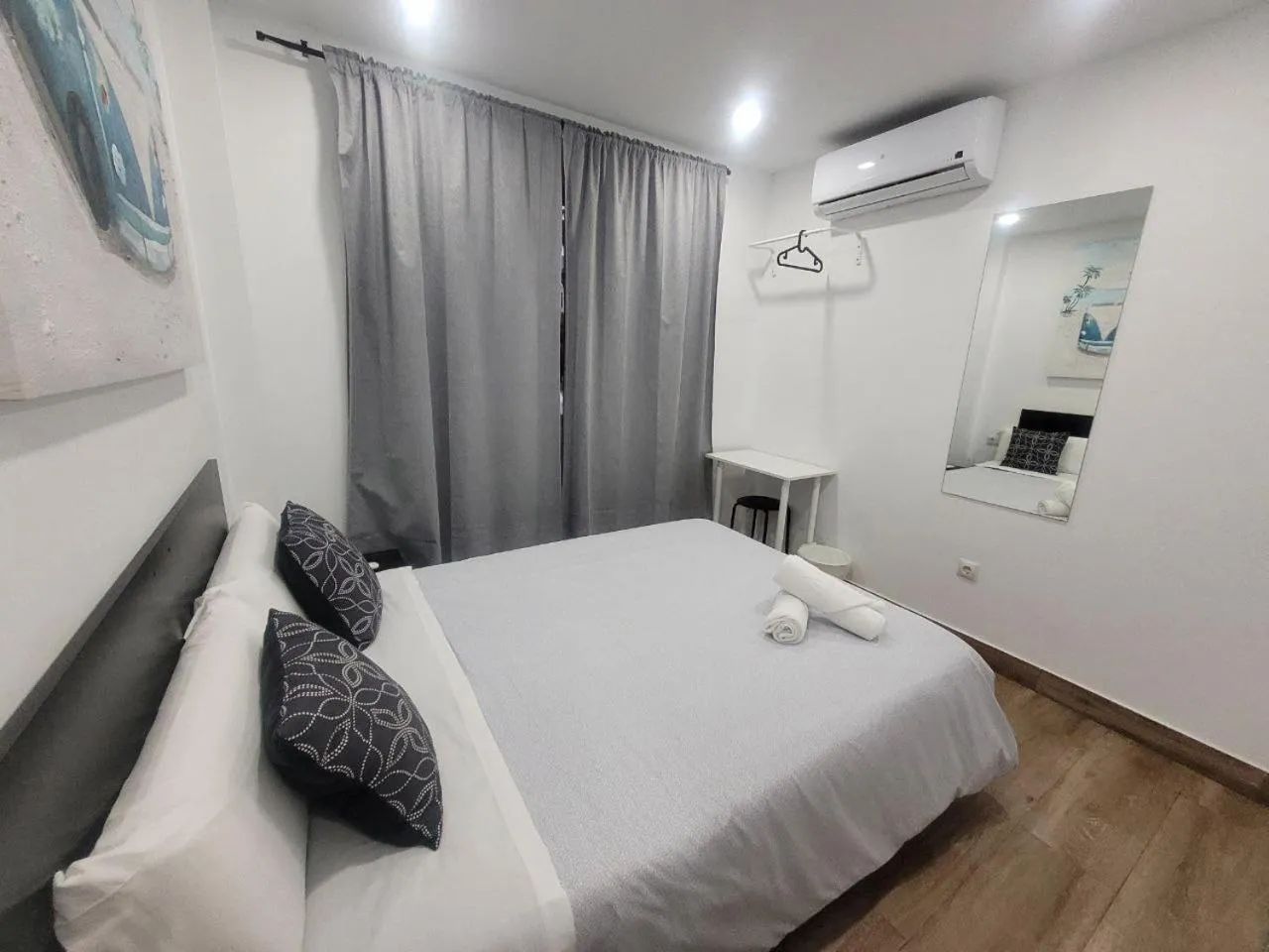 Bed in AYZ Elcano - Auto check-in property