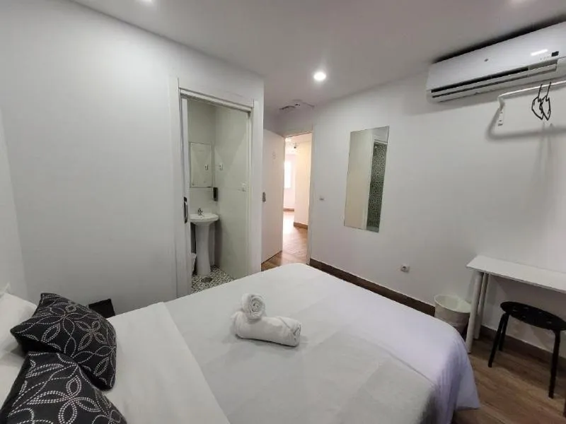 Bed in AYZ Elcano - Auto check-in property