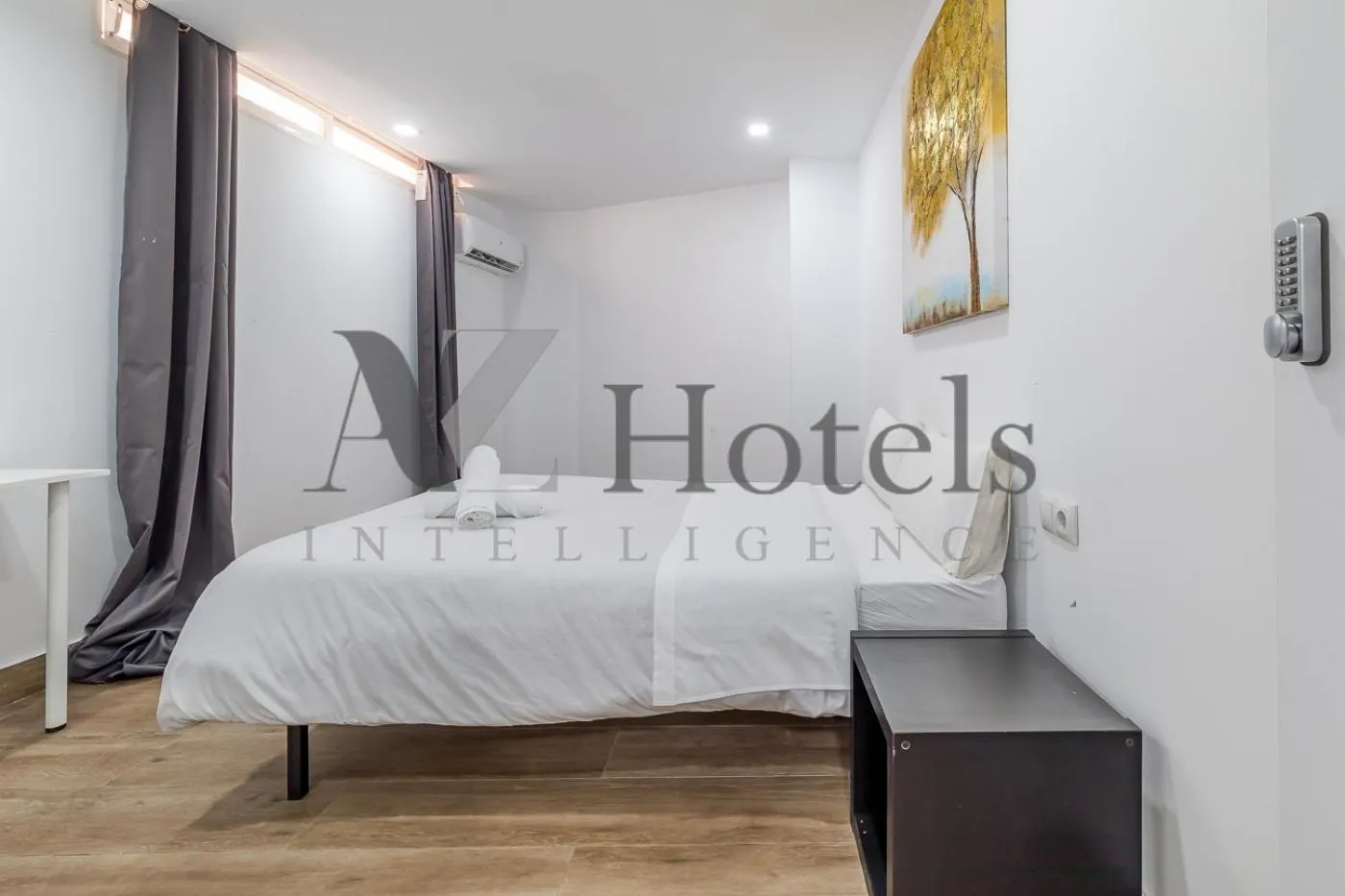 Bed in AYZ Elcano - Auto check-in property