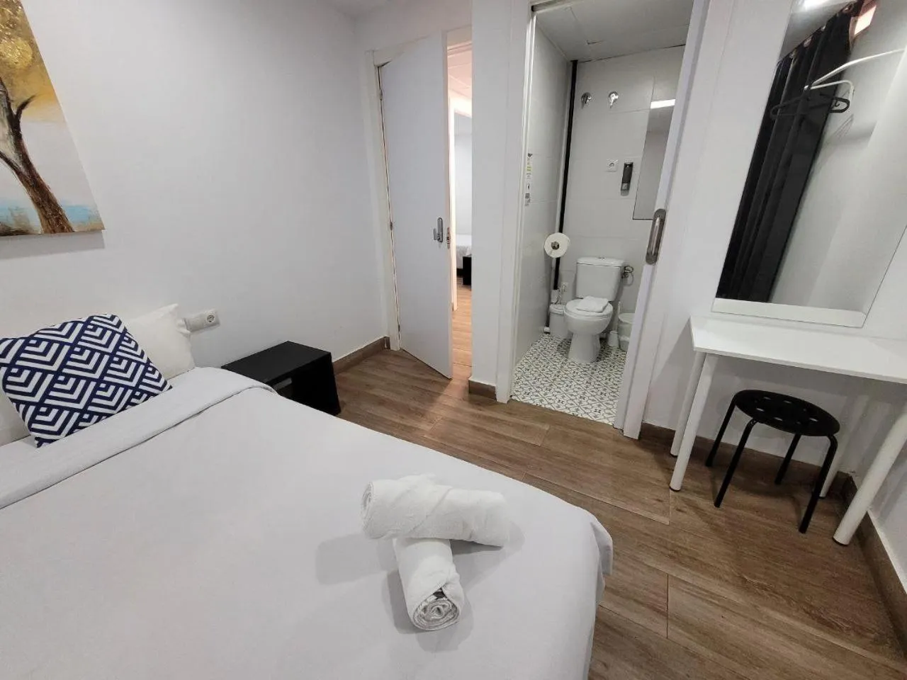 Toilet, Bed in AYZ Elcano - Auto check-in property