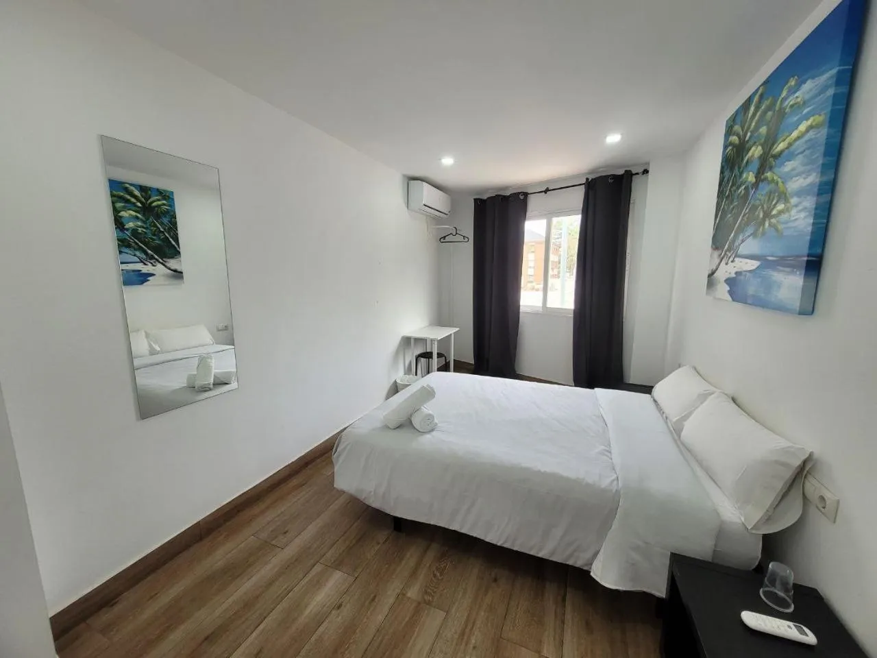 Bed in AYZ Elcano - Auto check-in property
