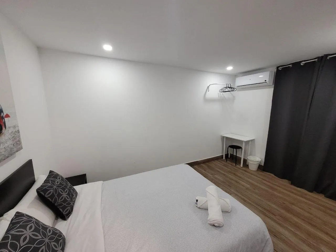 Bed in AYZ Elcano - Auto check-in property