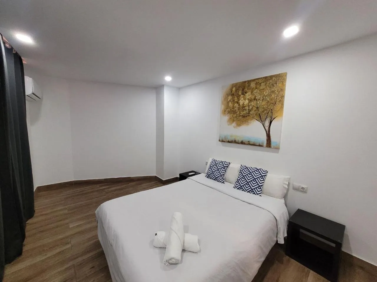 Bed in AYZ Elcano - Auto check-in property