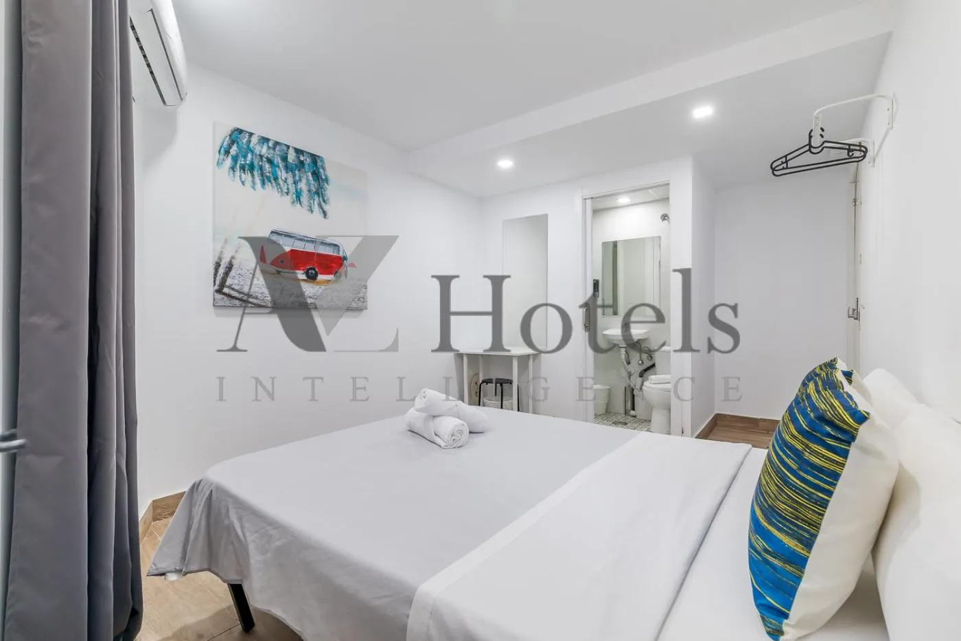 Bed in AYZ Elcano - Auto check-in property