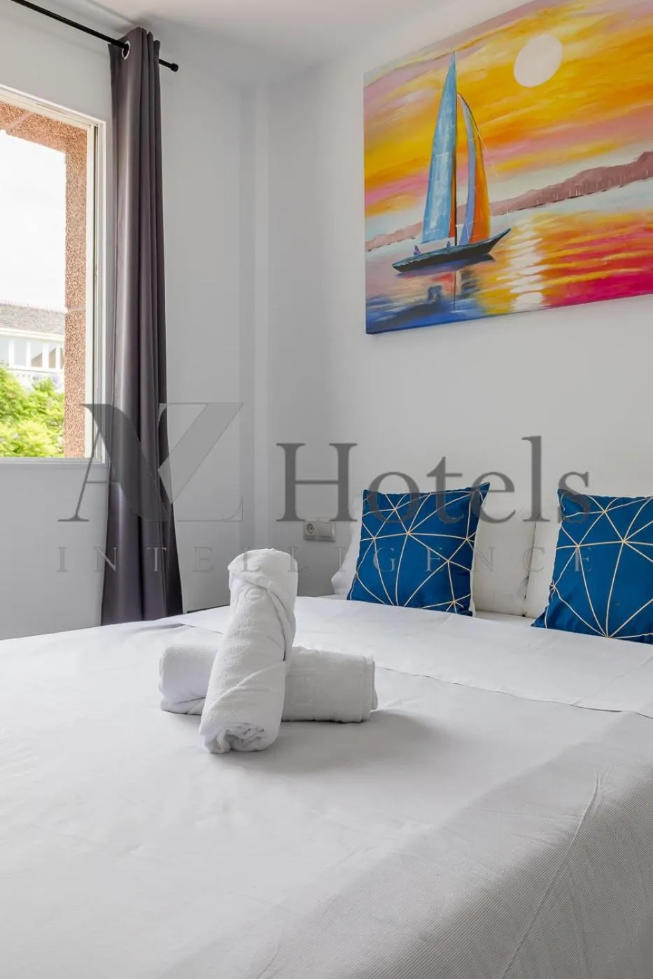 Bed in AYZ Elcano - Auto check-in property