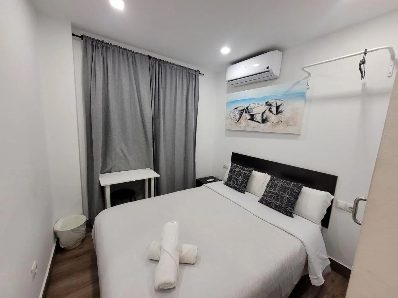 Bed in AYZ Elcano - Auto check-in property