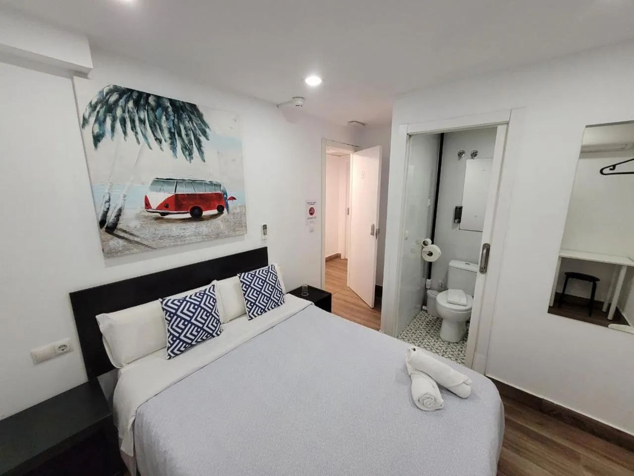 Bed in AYZ Elcano - Auto check-in property