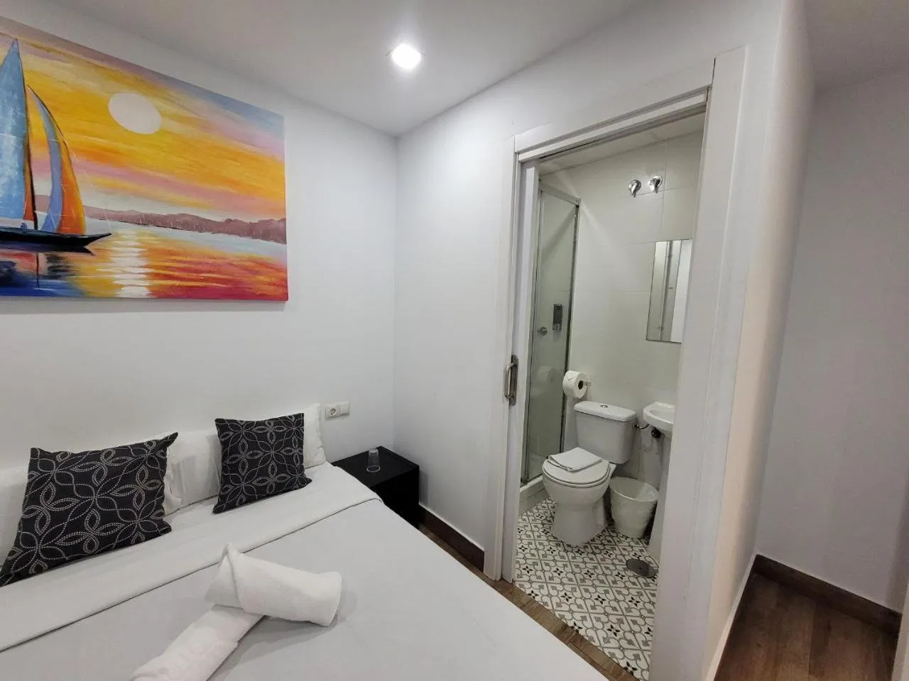 Bed in AYZ Elcano - Auto check-in property