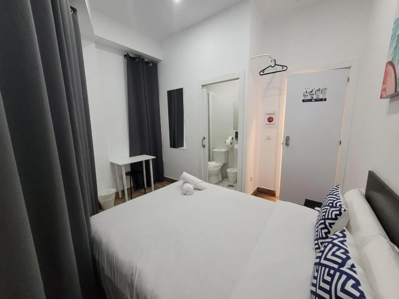 Bed in AYZ Elcano - Auto check-in property