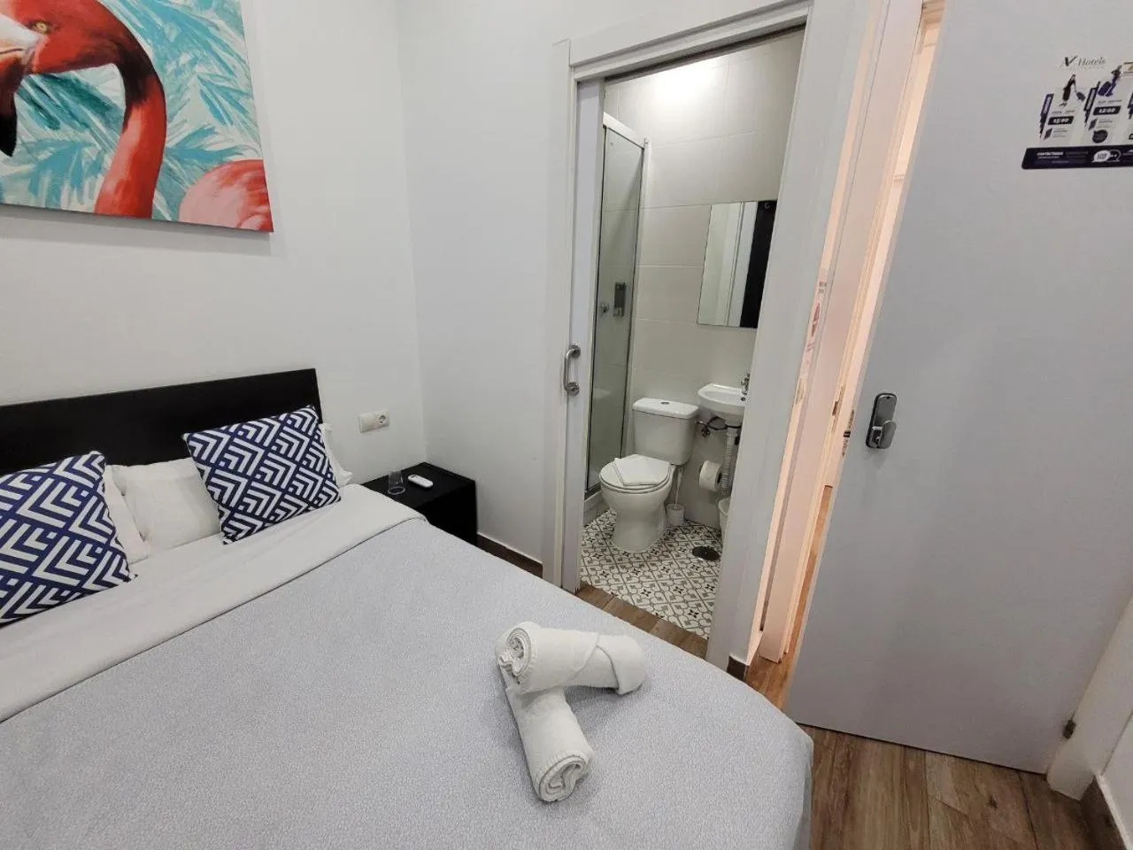 Bed in AYZ Elcano - Auto check-in property