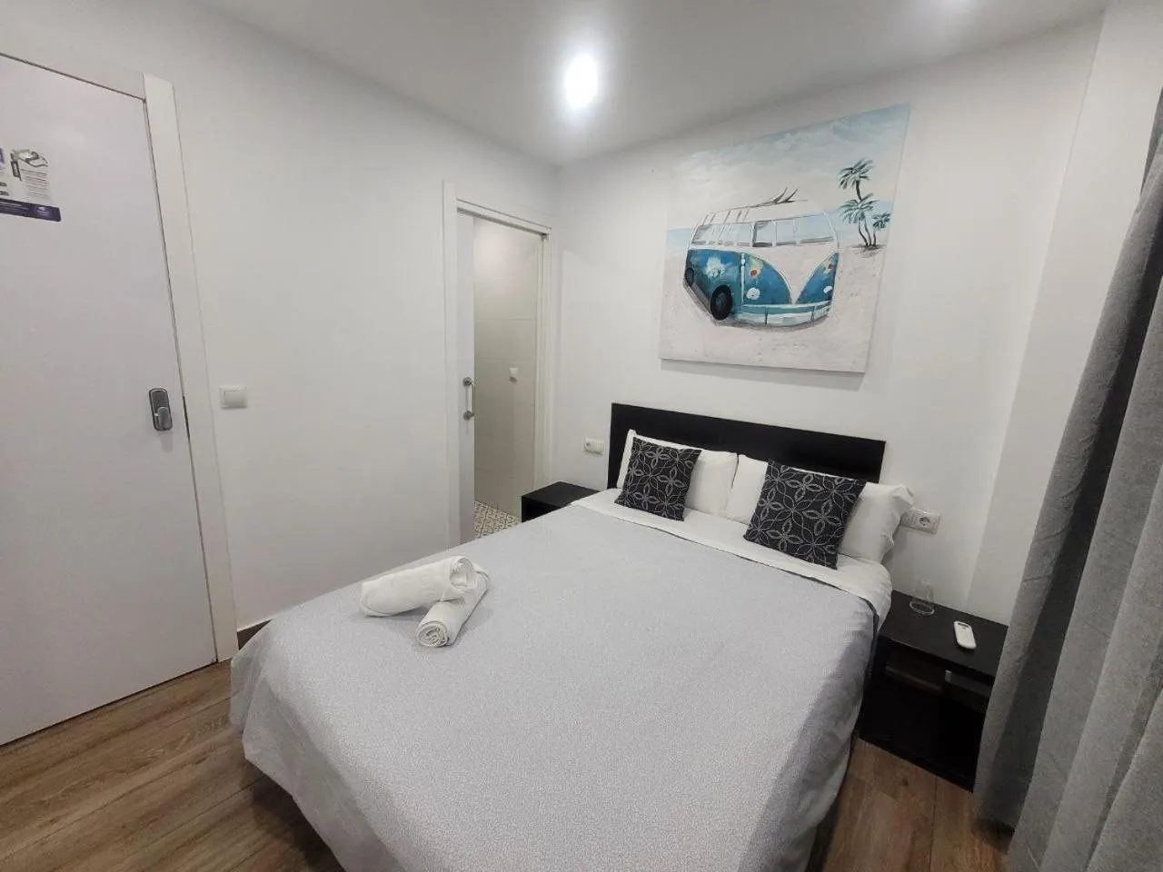 Bed in AYZ Elcano - Auto check-in property