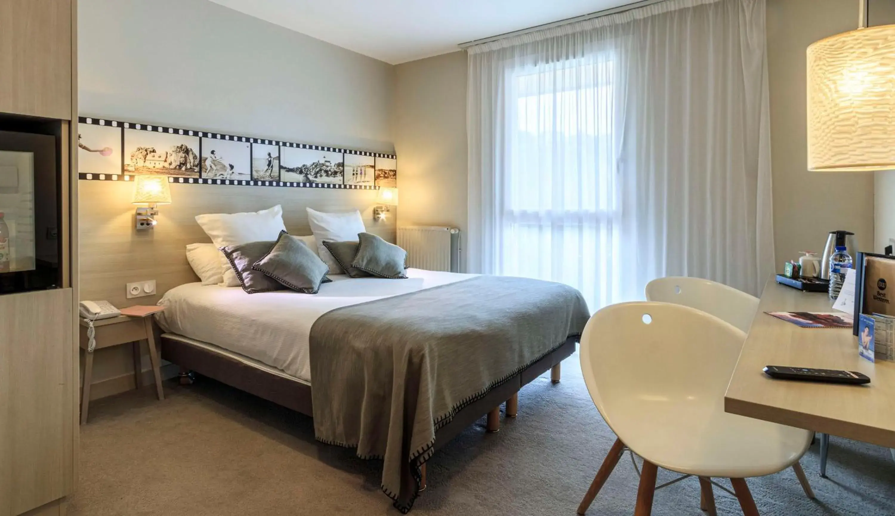 Comfort Room - Queen Bed in Best Western Les Bains Hotel et SPA Comfort Room - Queen Bed in Best Western Les Bains Hotel et SPA