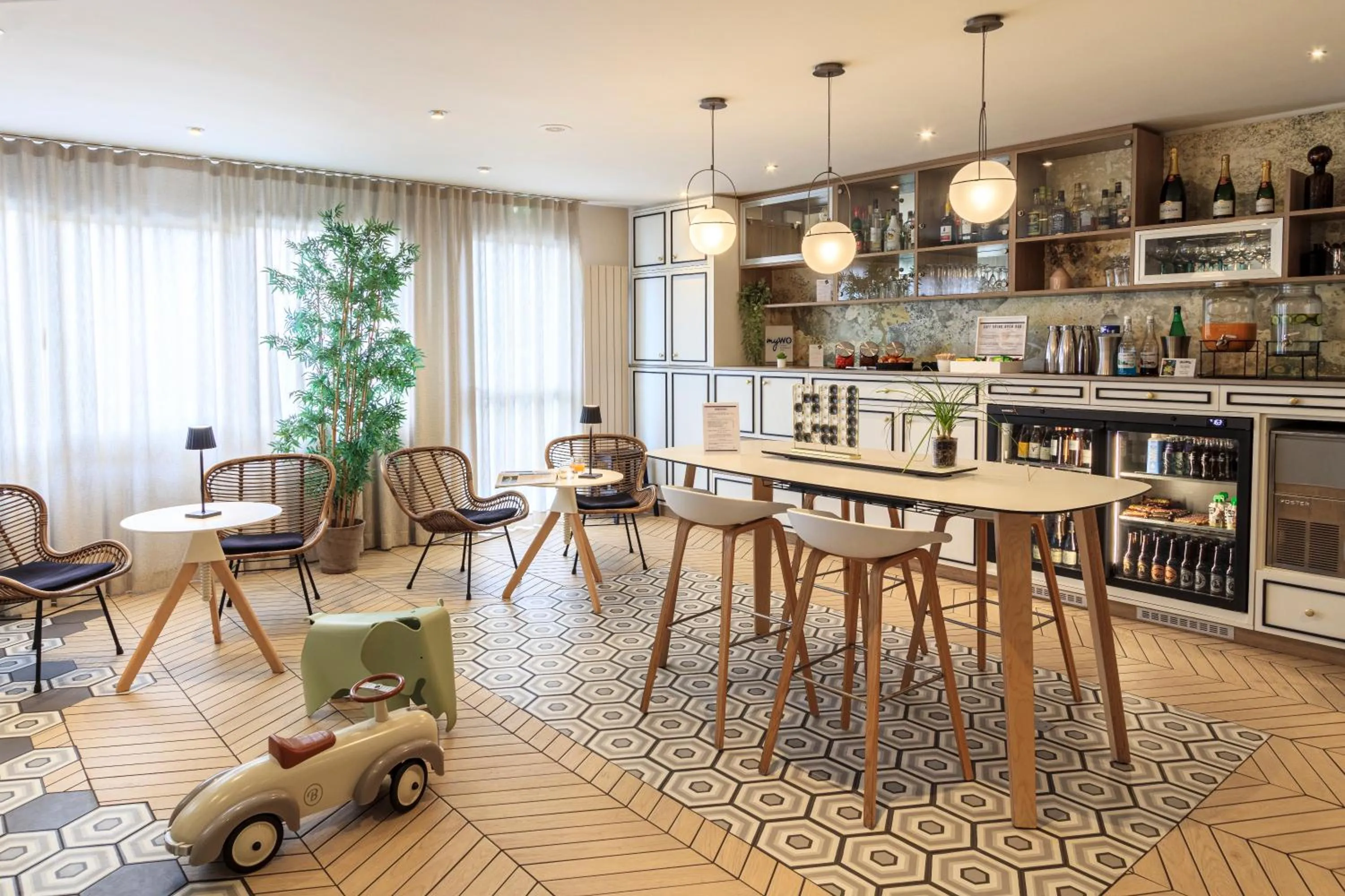 Lounge or bar in Best Western Les Bains Hotel et SPA