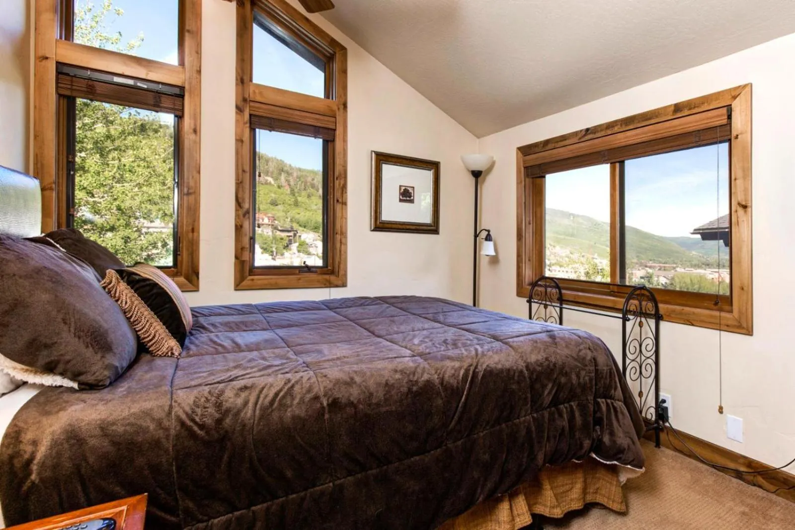 Bedroom, Bed in KBM Resorts FREE CAR Walk to Main St Private Hot Tub POA-504B