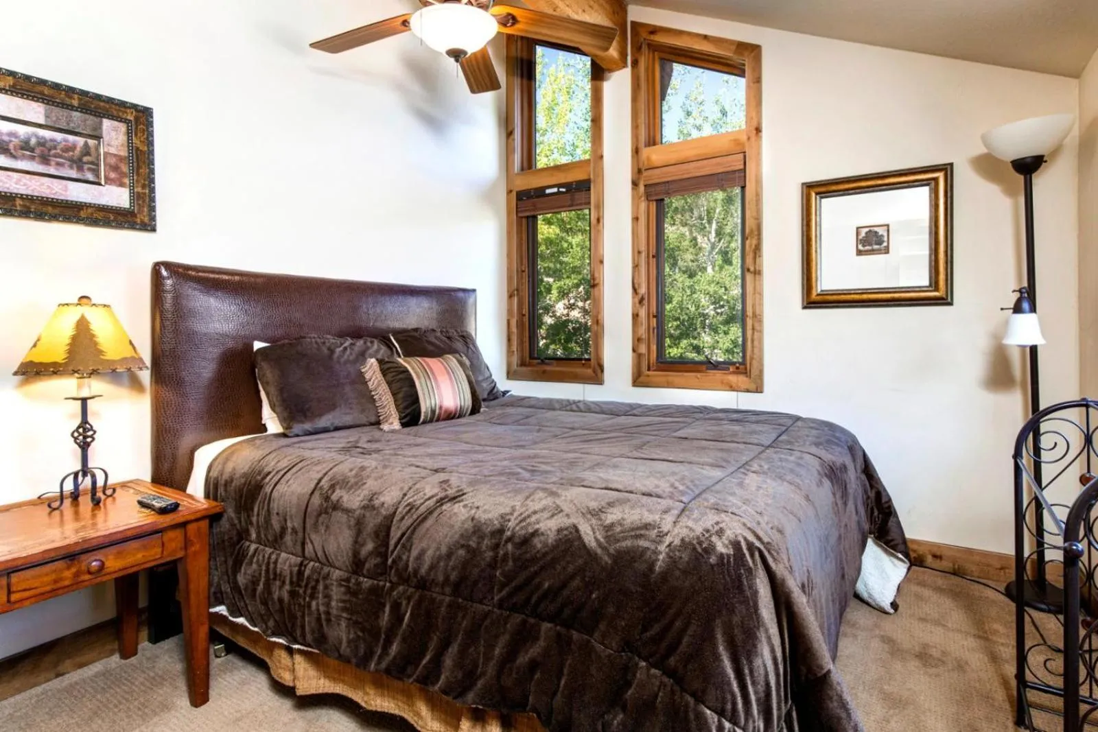 Bedroom, Bed in KBM Resorts FREE CAR Walk to Main St Private Hot Tub POA-504B