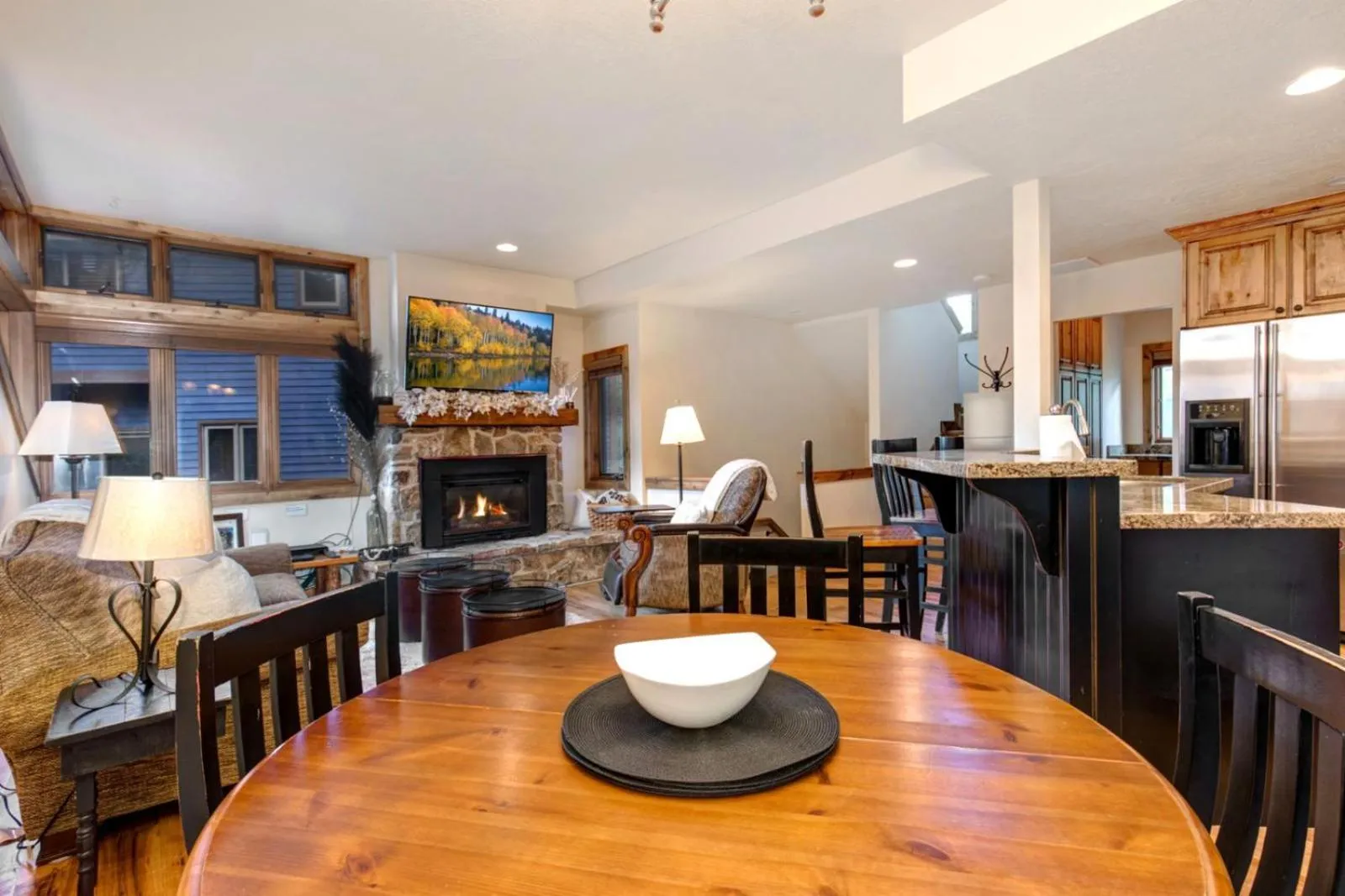 Dining area in KBM Resorts FREE CAR Walk to Main St Private Hot Tub POA-504B