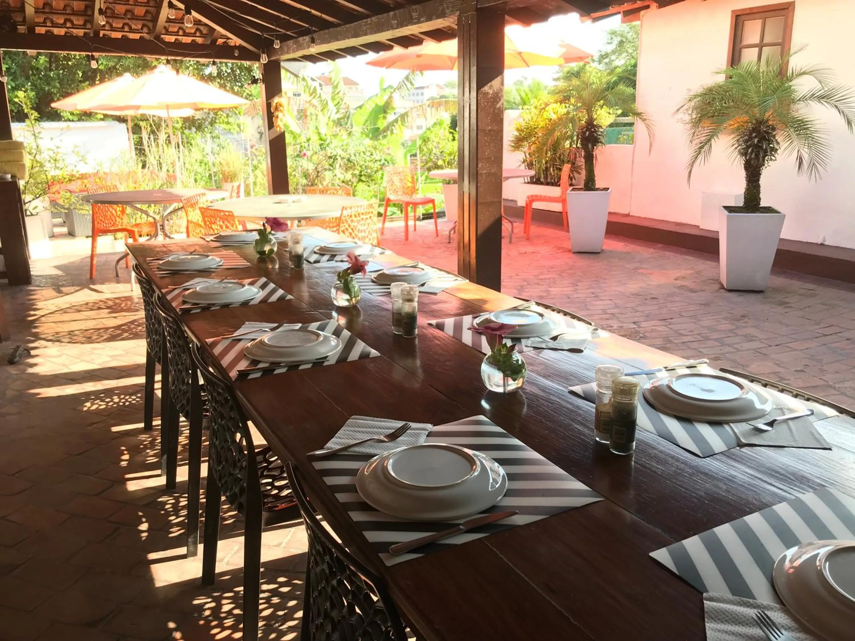 Dining area in casaJOMO Art, Food & Music B&B
