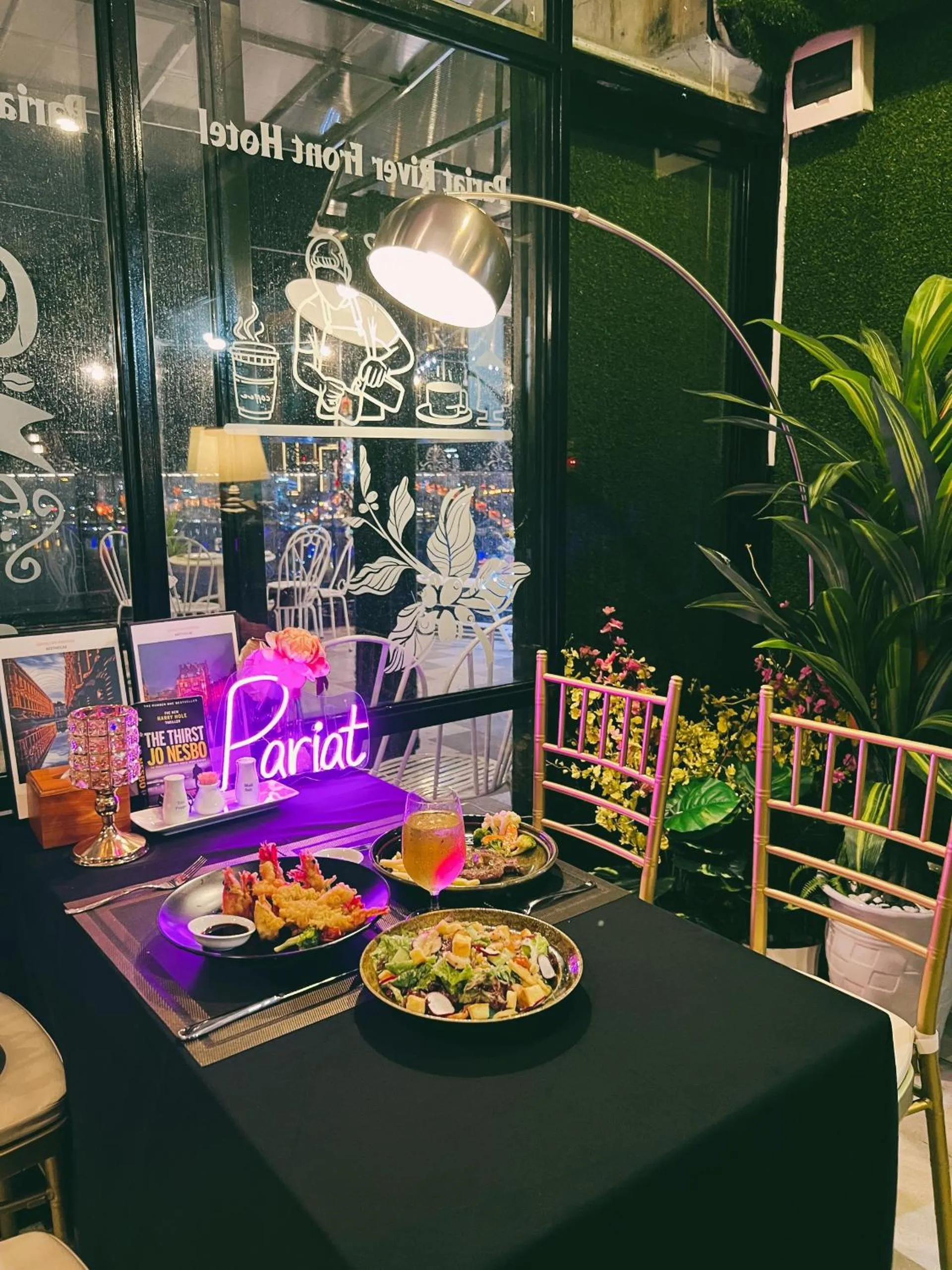 Restaurant/places to eat in Pariat River Front Hotel