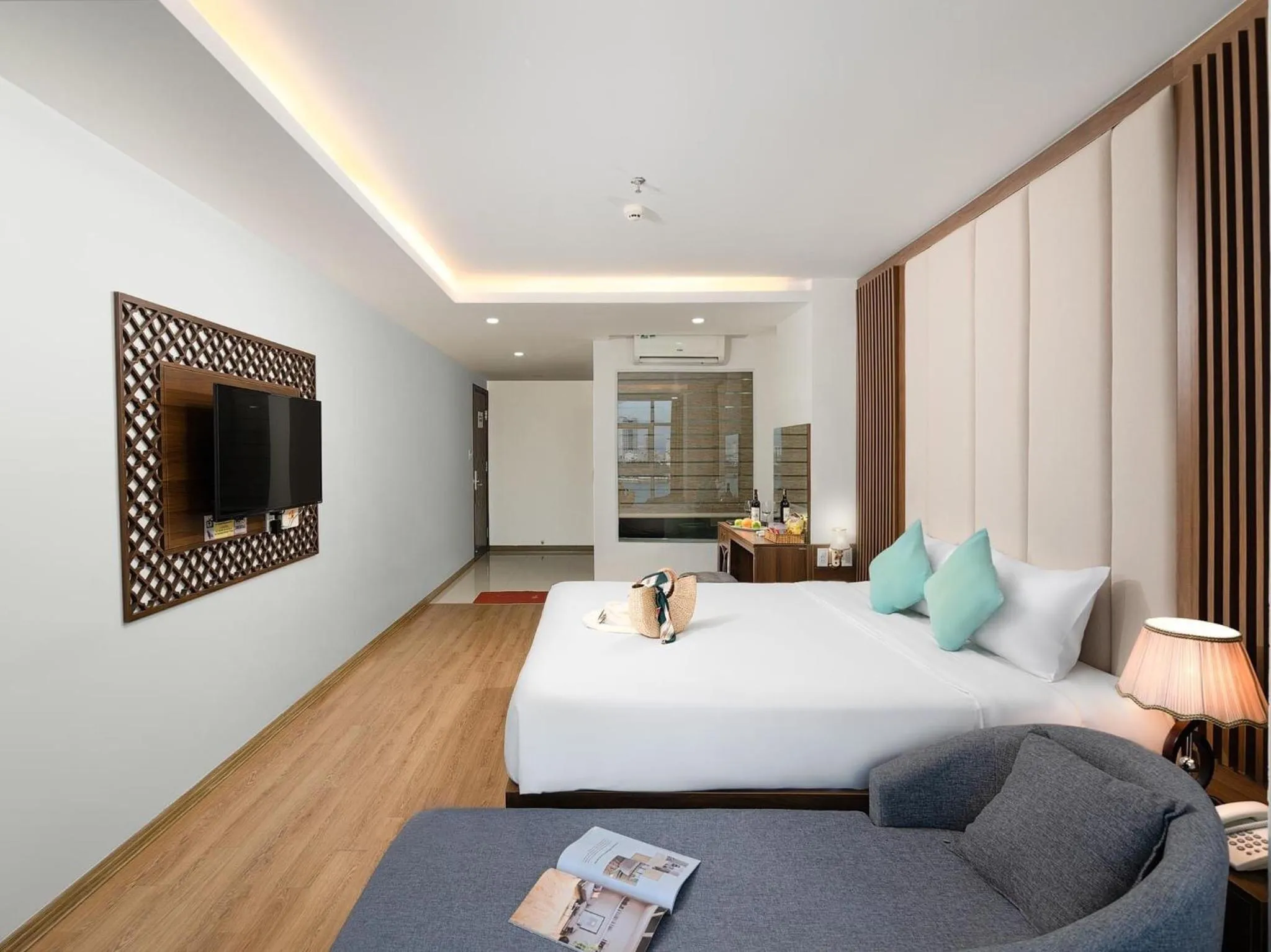 Shower, Bed in Pariat River Front Hotel