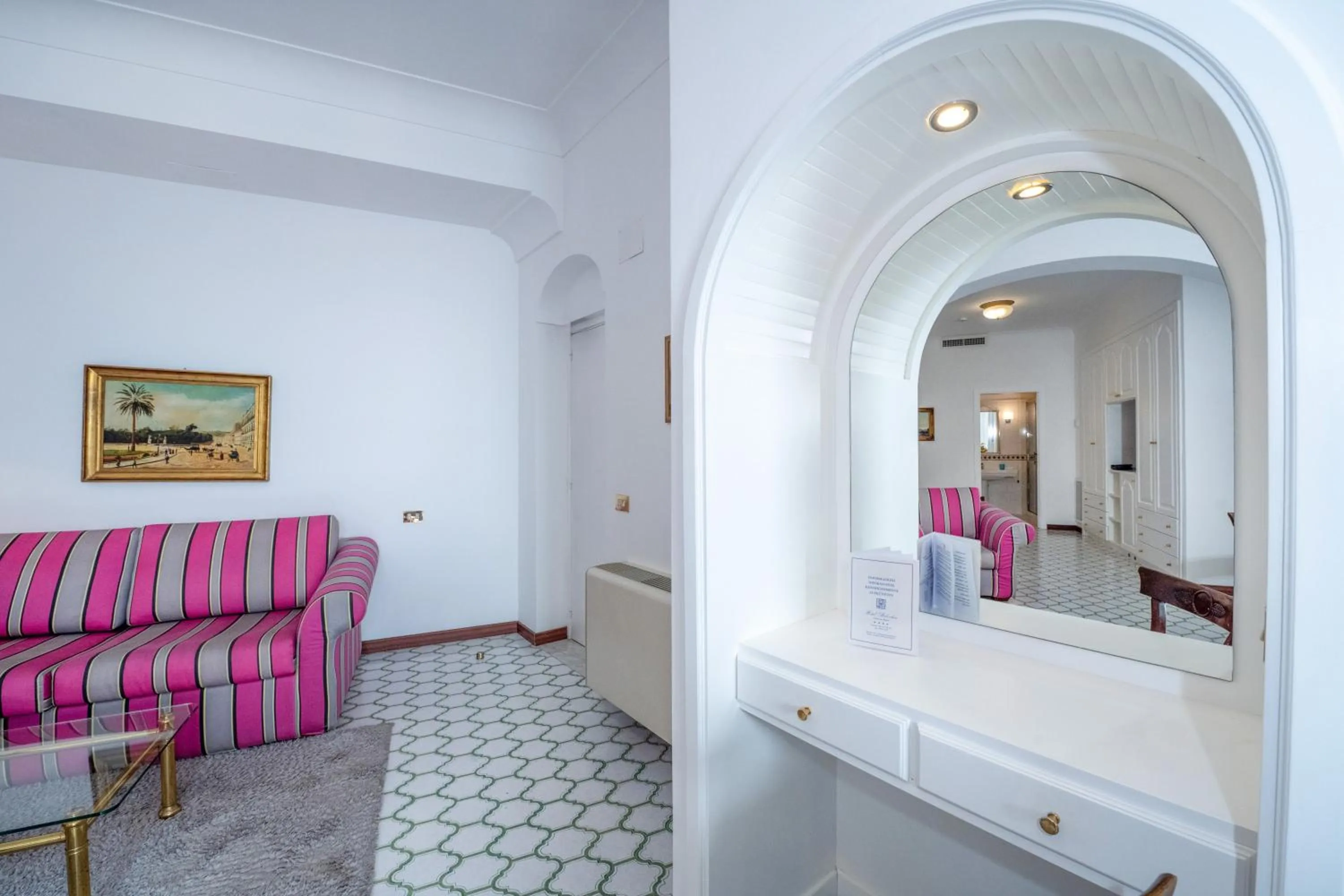 Living room, Bed in Hotel Belvedere